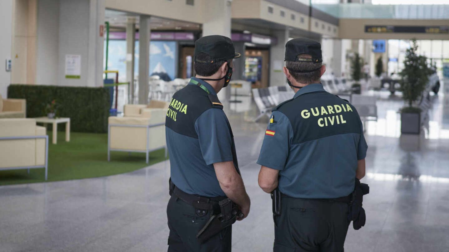 Dos guardias civiles en un aeropuerto.