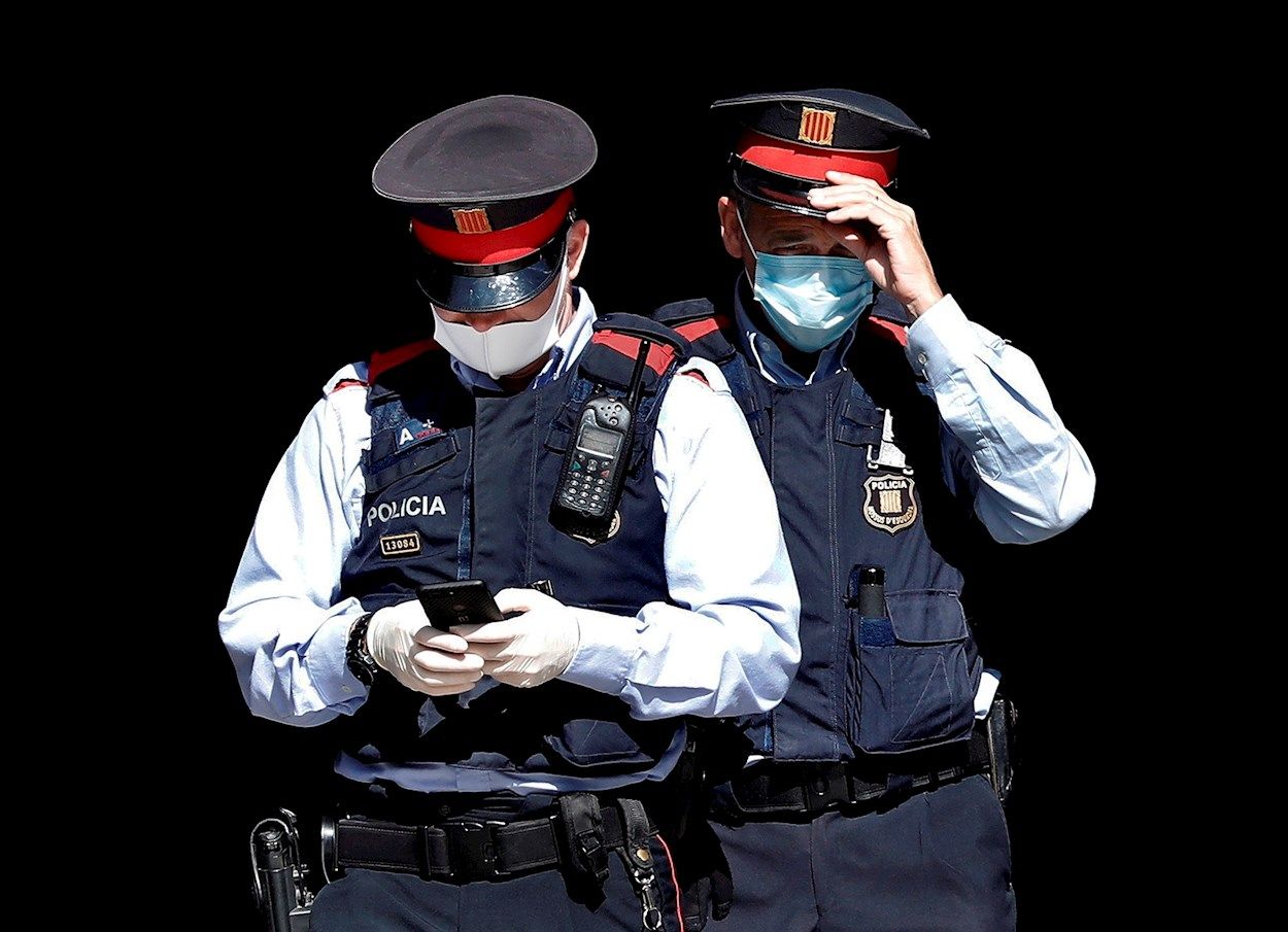 Dos mossos d'Escuadra.