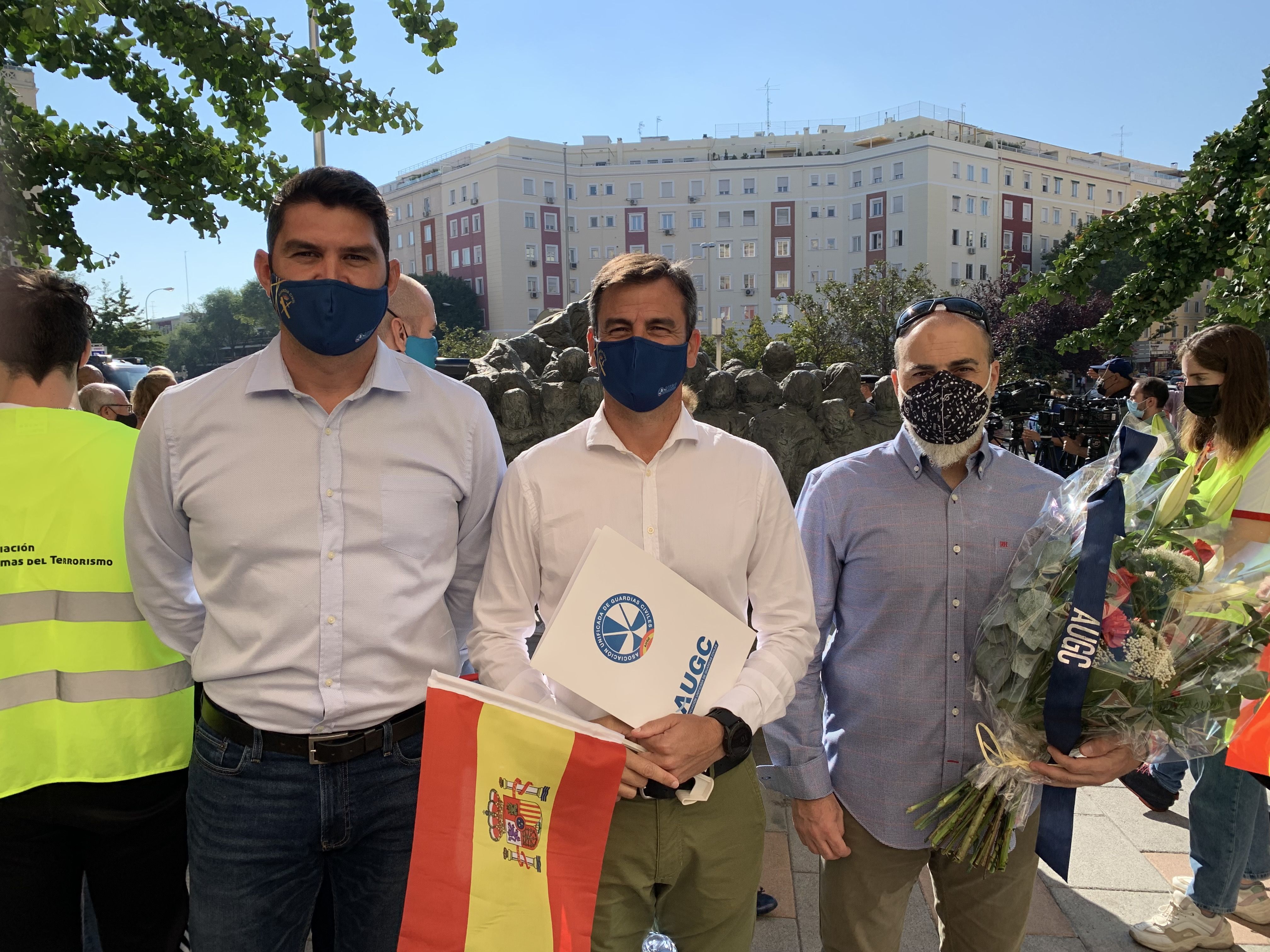 Representantes de AUGC durante el acto de homenaje y la ofrenda floral.