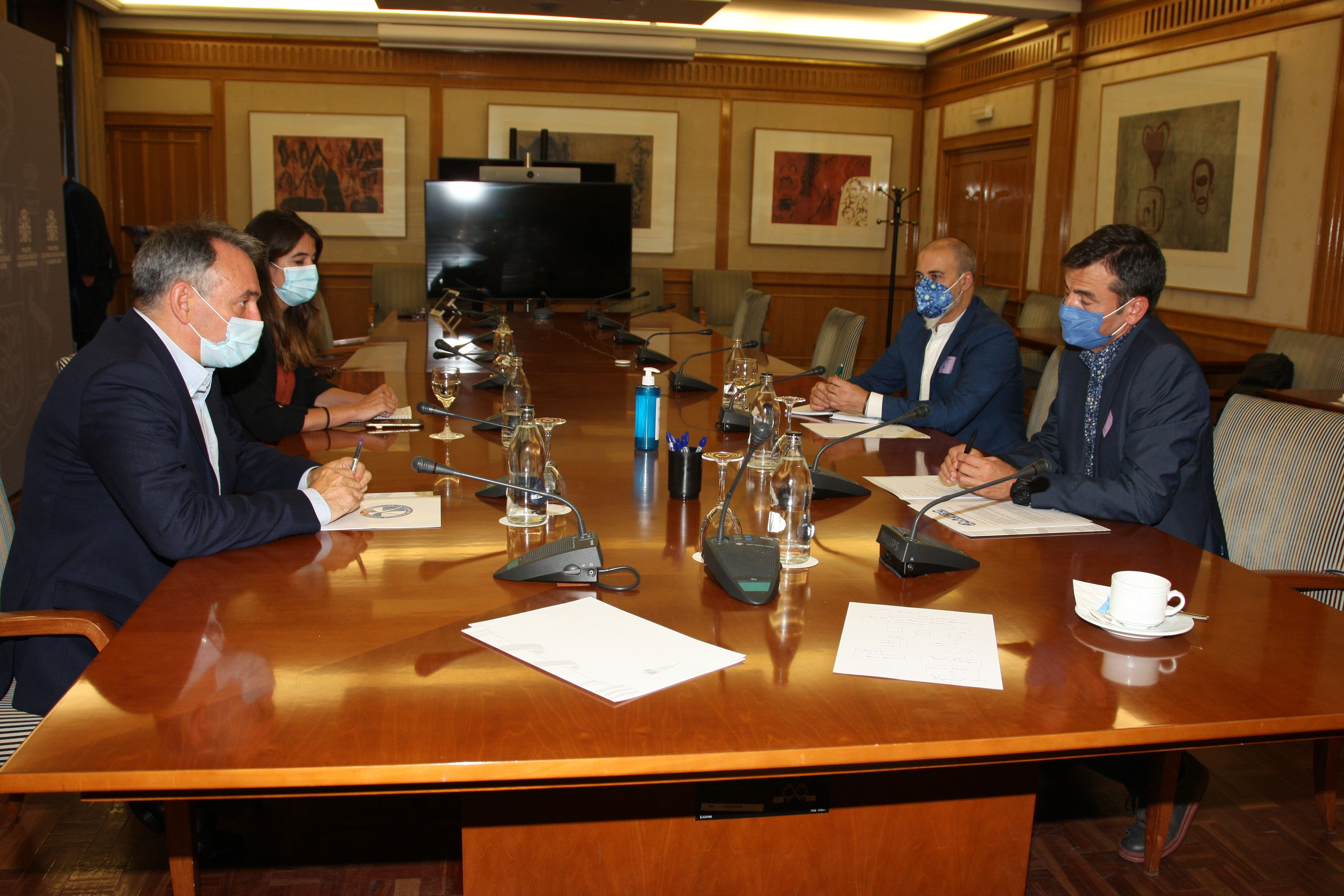 Los representantes de AUGC (derecha), en un momento de la reunión con el secretario de Estado, Enrique Santiago.