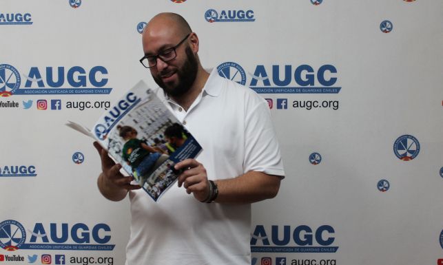 Tomás Ocaña hojea una revista de AUGC en el transcurso de la entrevista, en la oficina nacional de nuestra asociación.