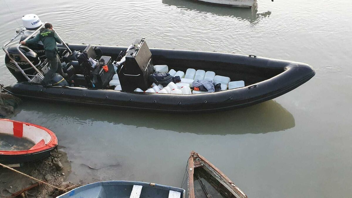 Una lancha de narcotráfico interceptada por la Guardia Civil en Cádiz.