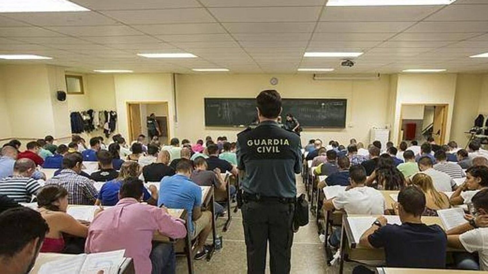 Foto de archivo de alumnos examinándose en la Guardia Civil.