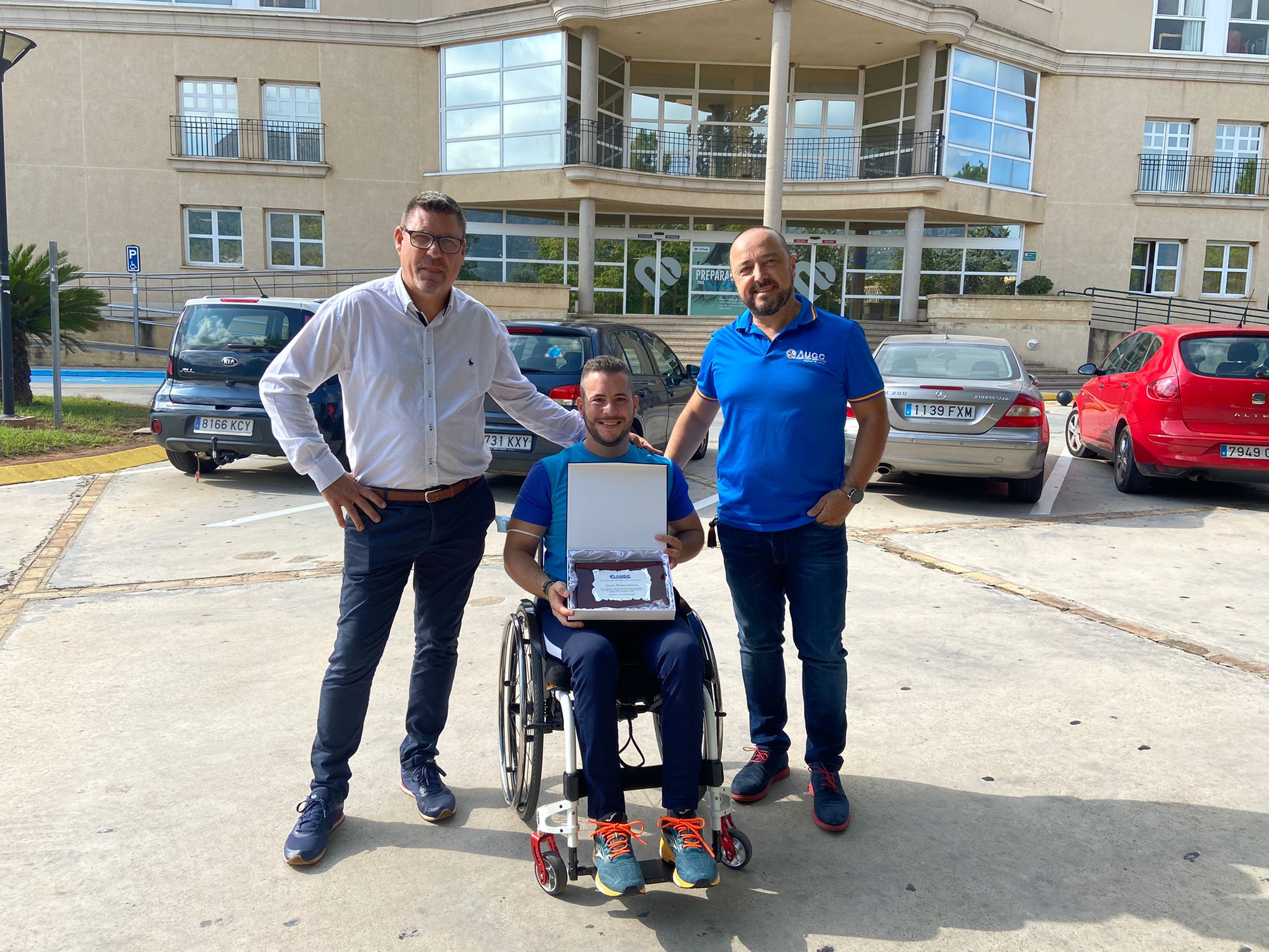 AUGC realiza entrega de una placa al Guardia Civil Jacobo por su gran esfuerzo y afán de superación.