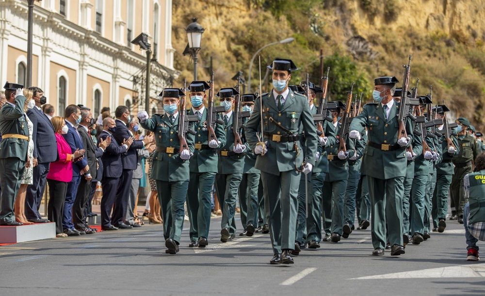 Falange Monica esqueleto La Guardia Civil organiza en Huelva un desfile militar mientras recorta  derechos a sus trabajadores