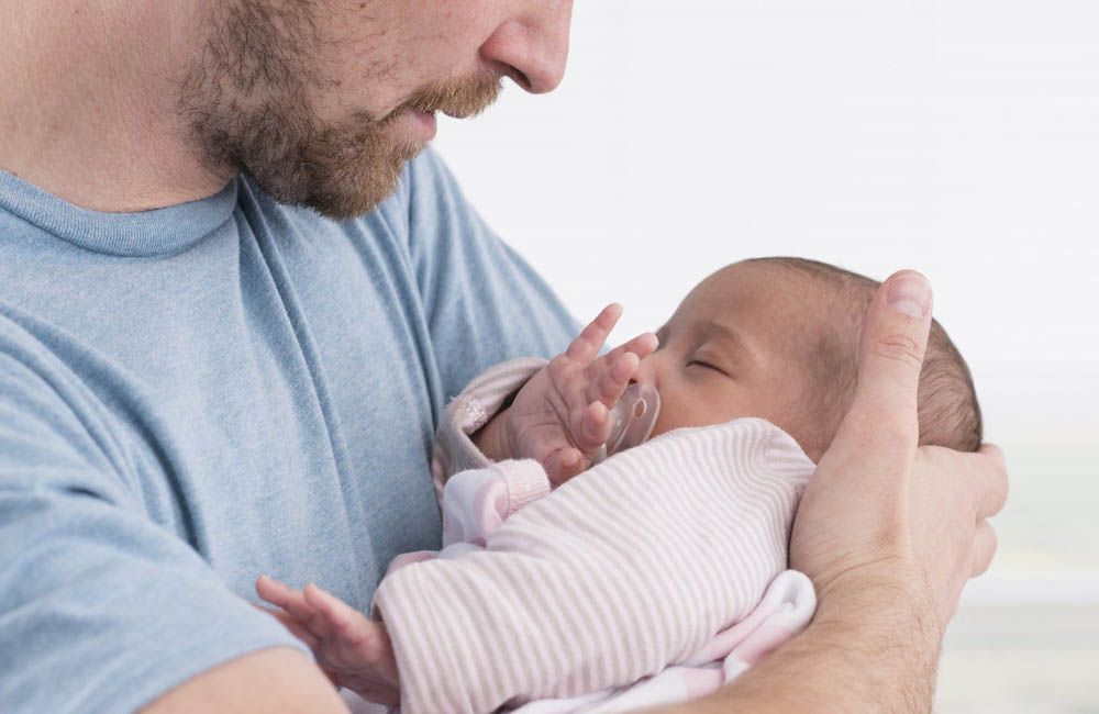 Un padre con su bebé.