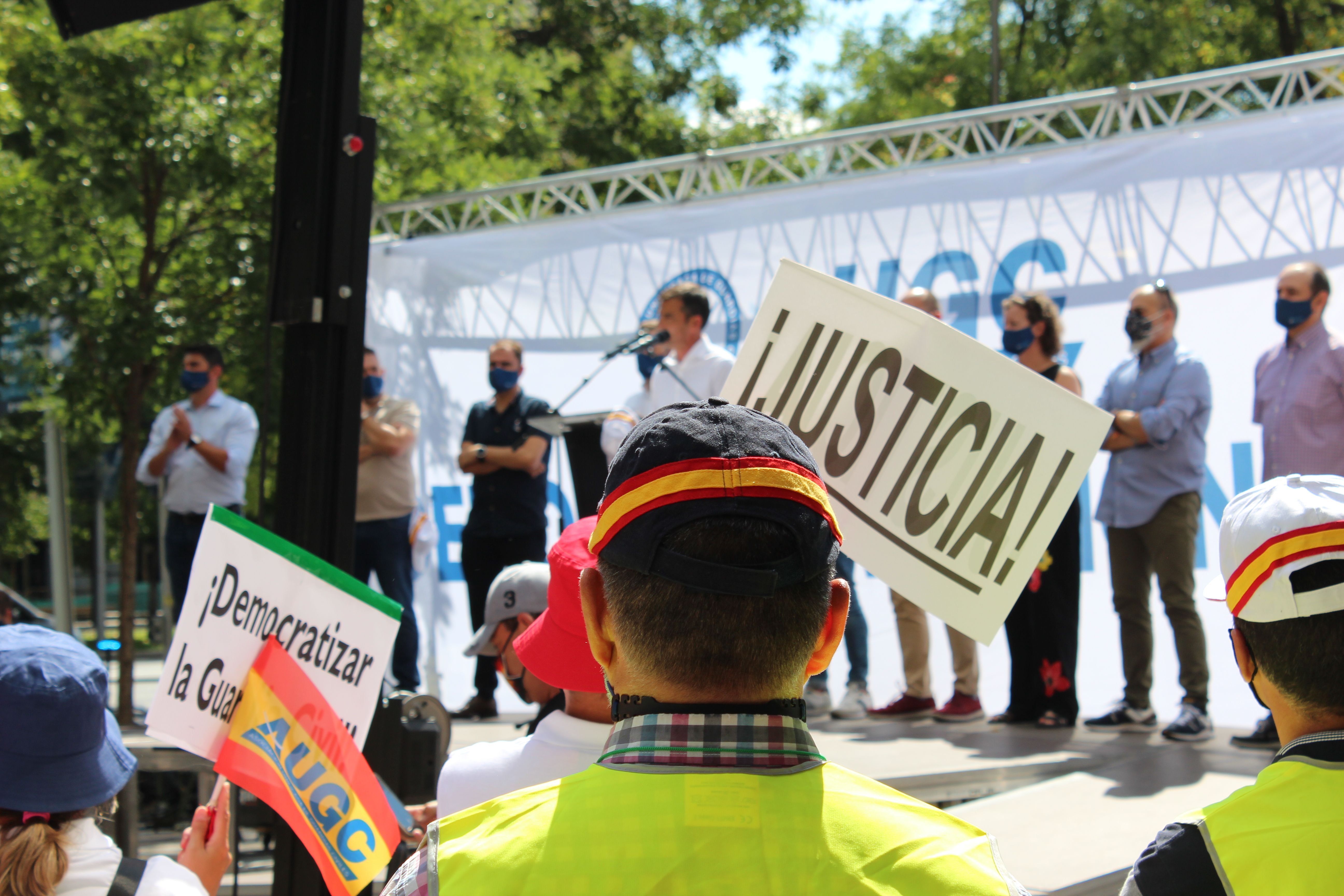 El secretario general de AUGC, Juan Fernández, se dirige desde la tribuna a los asistentes a la manifestación del pasado 18 de septiembre en Madrid.