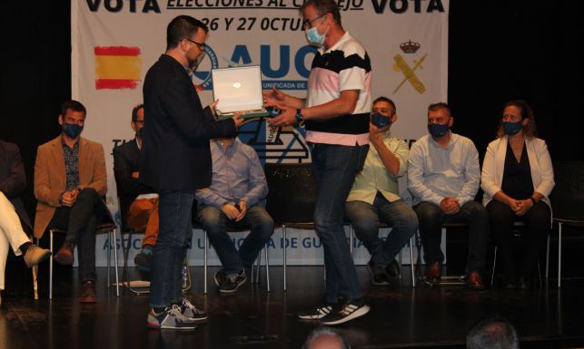 Reyes recibe su placa en reconocimiento a su labor en la Academia de Baeza.