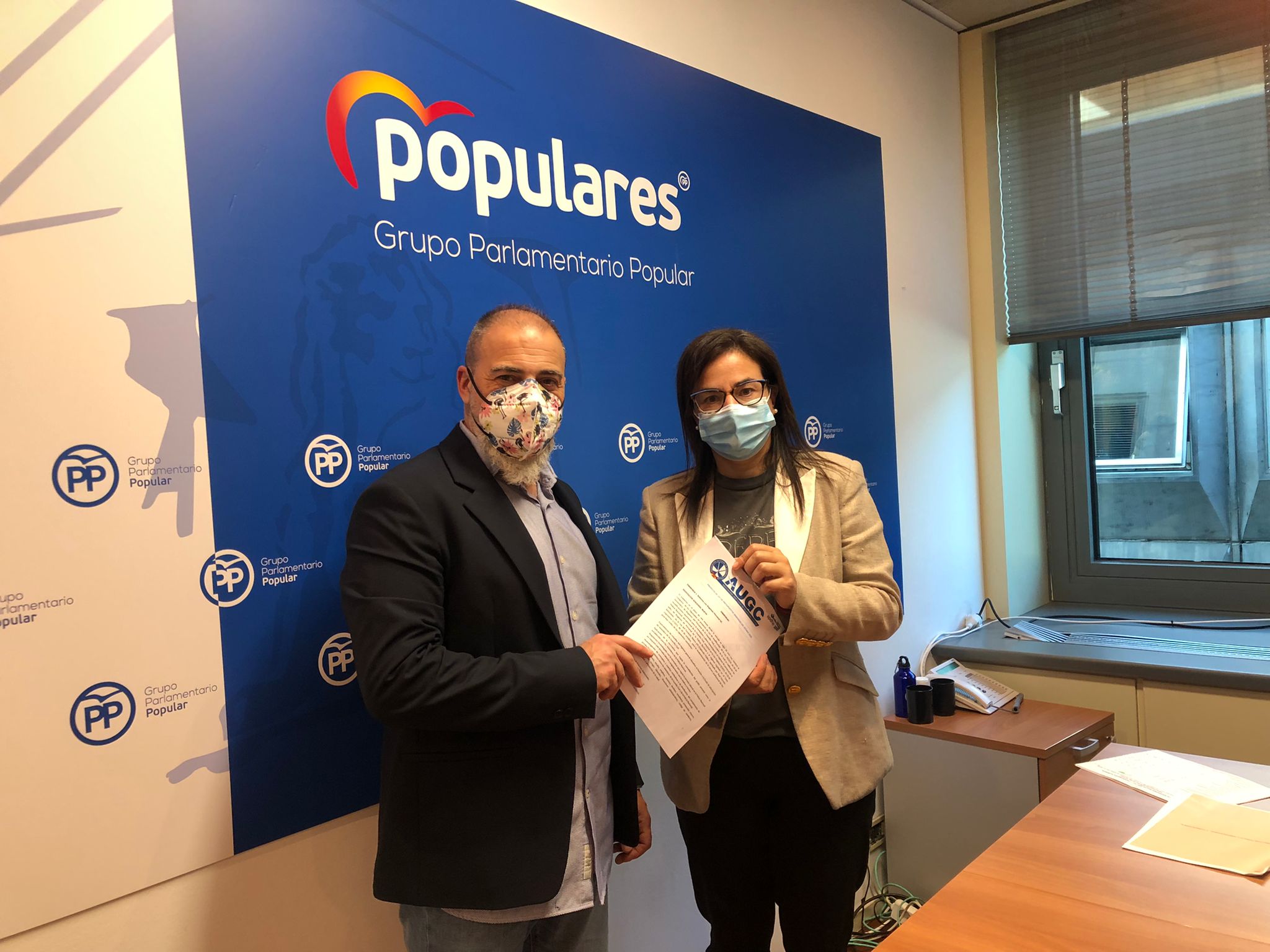 Gustavo Álvarez, secretario nacional de Relaciones Institucionales de AUGC, con Ána Vázquez, del Partido Popular.