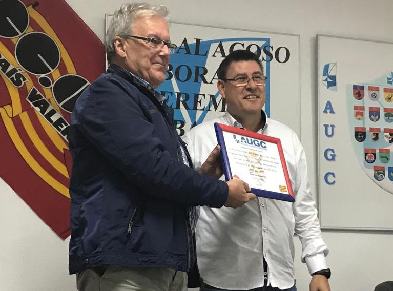 José Francisco Hernández Barraquel muestra la placa de la que se le hizo entrega por parte de su sucesor al frente de AUGC Alicante, Francisco Javier García Gómez.