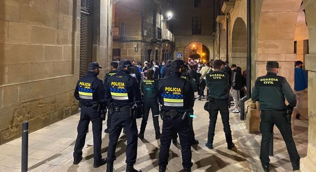 Guardias civiles y policías locales, durante una manifestación.