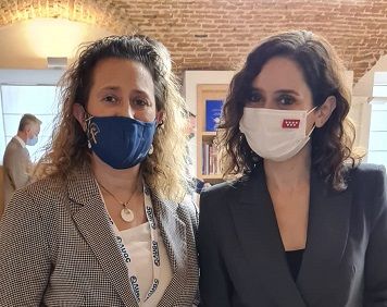 La secretaria general provincial de AUGC Madrid, Eva María Gómez (izqda.), con la presidenta de la Comunidad de Madrid, Isabel Díaz Ayuso.