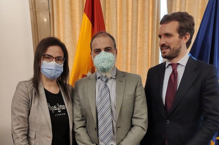 El secretario de Relaciones Institucionales de AUGC Gustavo Álvarez, en el centro, flanqueado por Ana Vázquez y Pablo Casado, del Partido Popular.