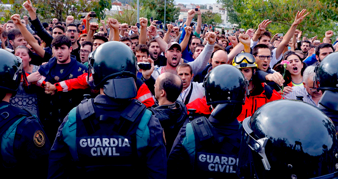 Guardias civiles ante una manifestación.