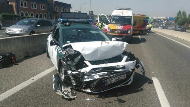 Un coche oficial de la Guardia Civil, tras un accidente.