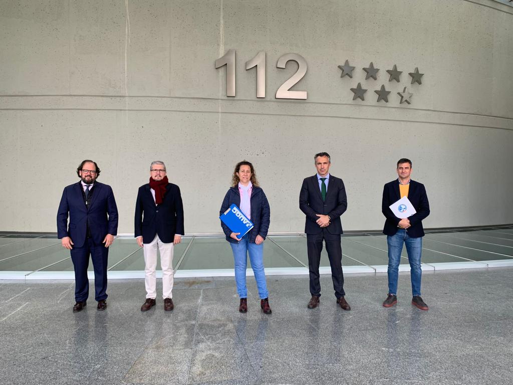 Los integrantes de la reunión posan en la sede del 112 en Madrid.