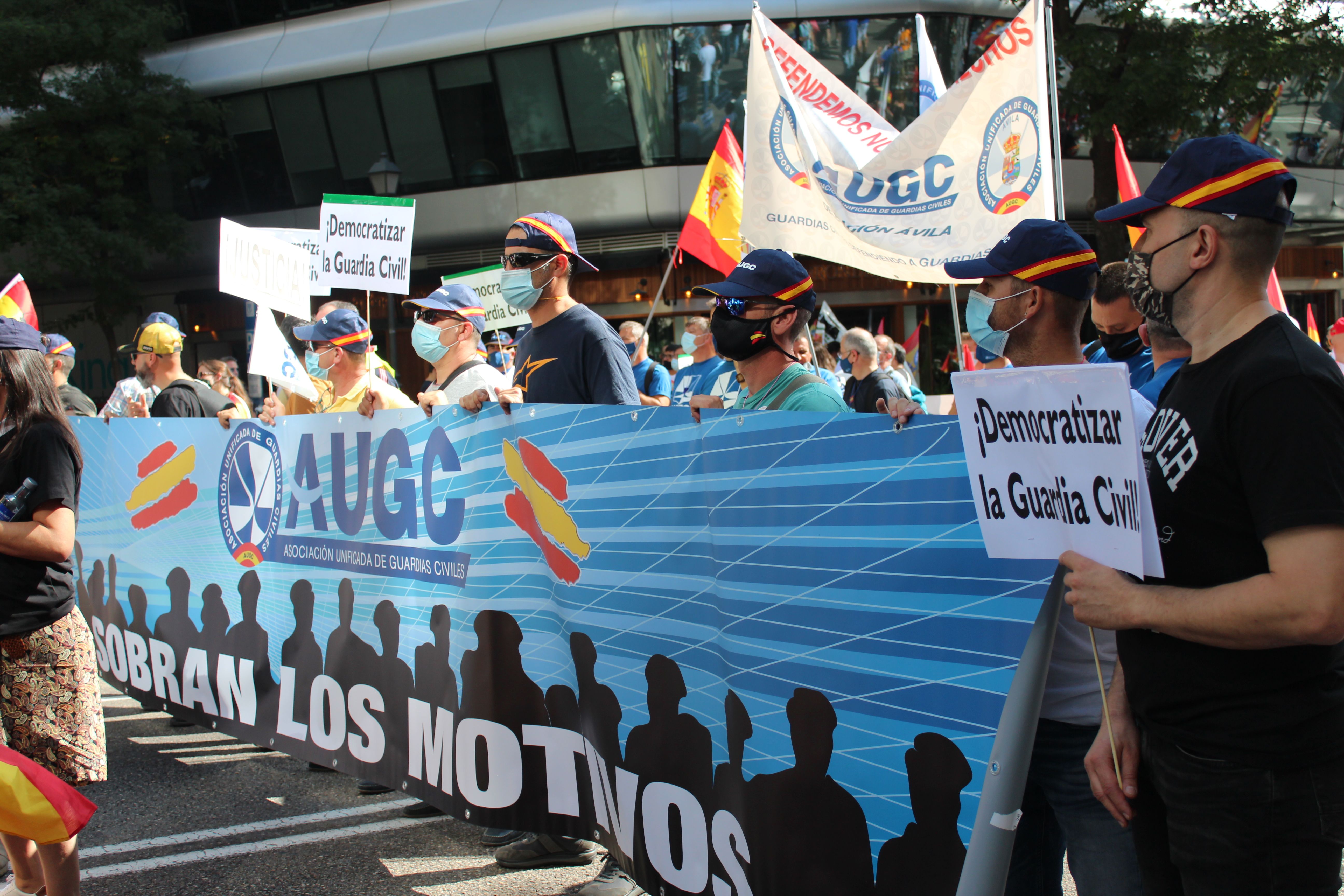 Como reza esta pancarta, sobran los motivos para romper relaciones con el Gobierno.