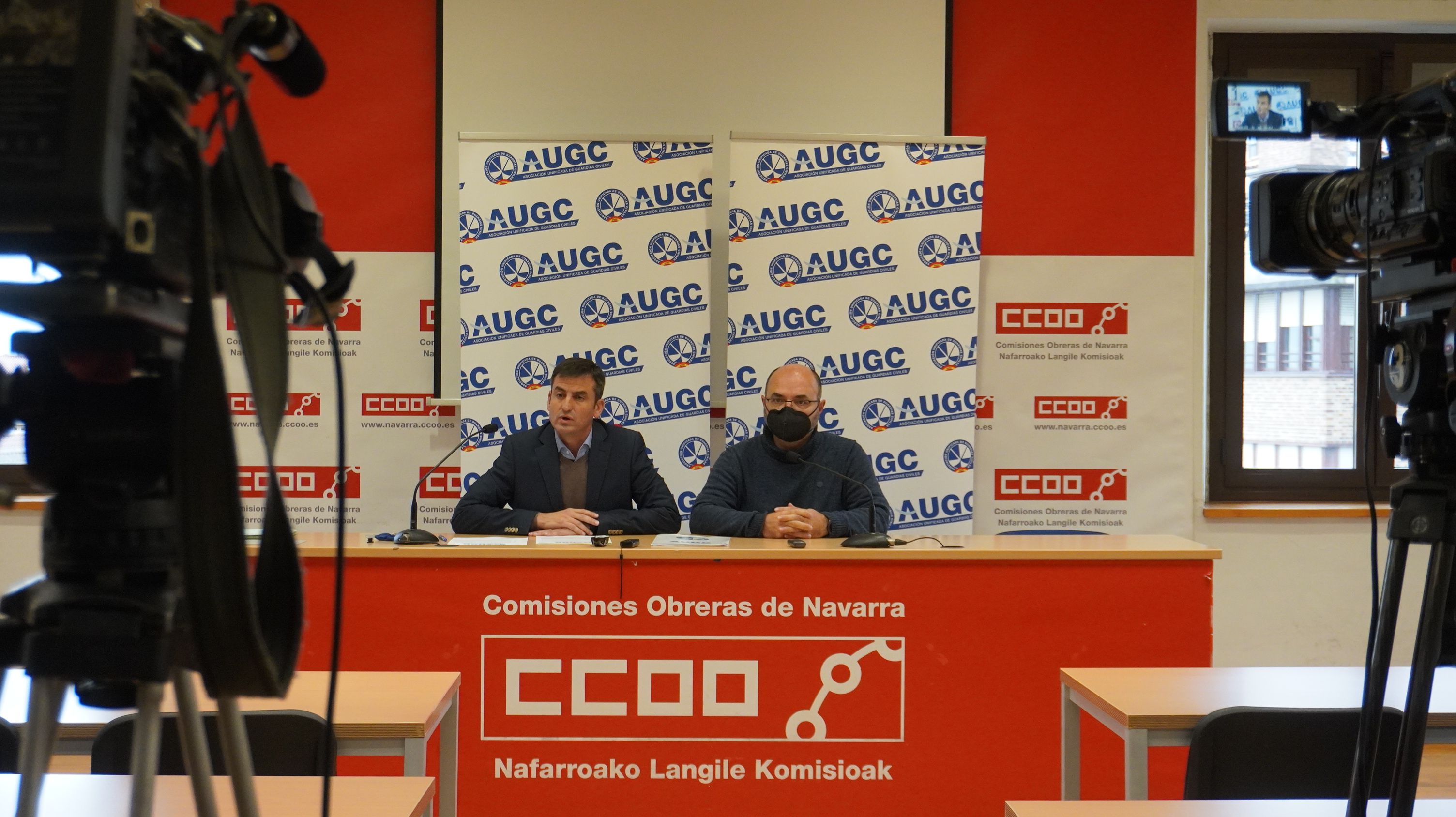 Un instante de la rueda de prensa. A la izquierda, Juan Fernández, secretario general de AUGC.