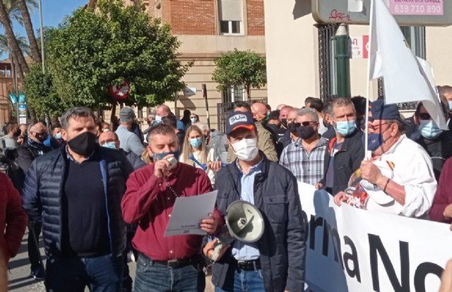 Juan García Montalbán lee en la concentración llevada a cabo en Murcia el 24 de noviembre el manifiesto de la plataforma 'No a la España Insegura'