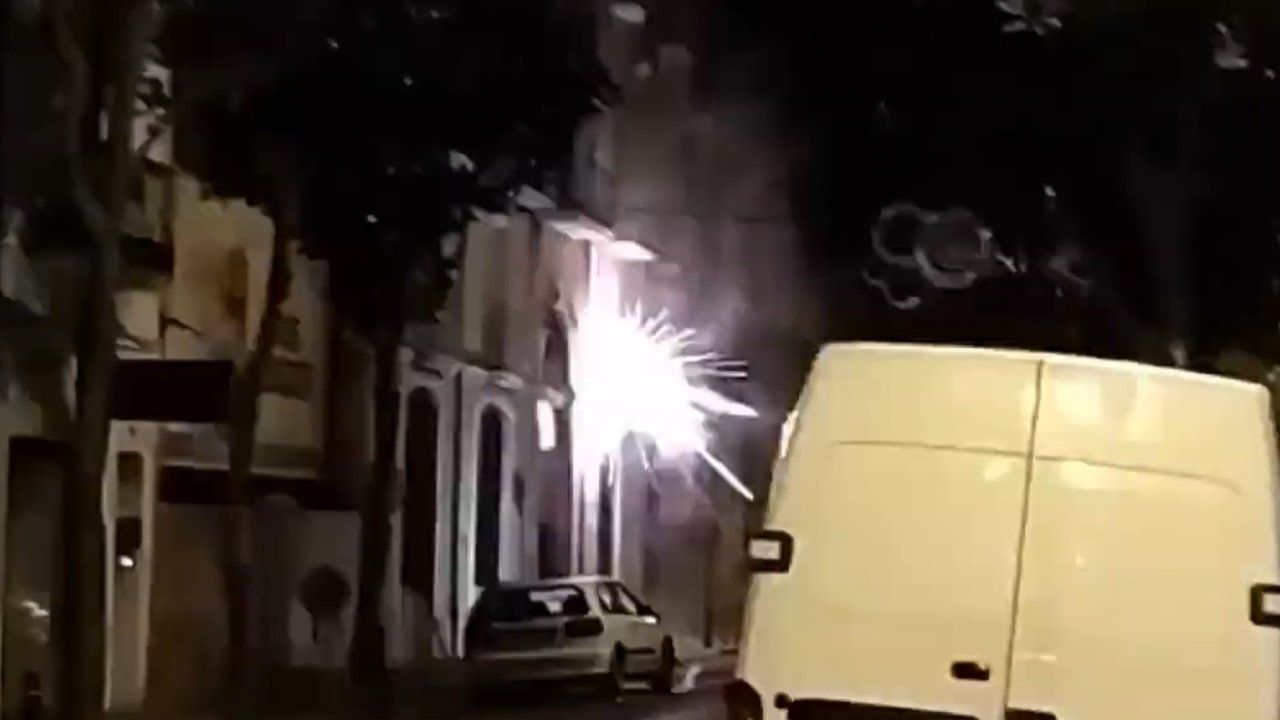 Impacto de un cohete contra la fachada del puesto de la Guardia Civil de Figueres.