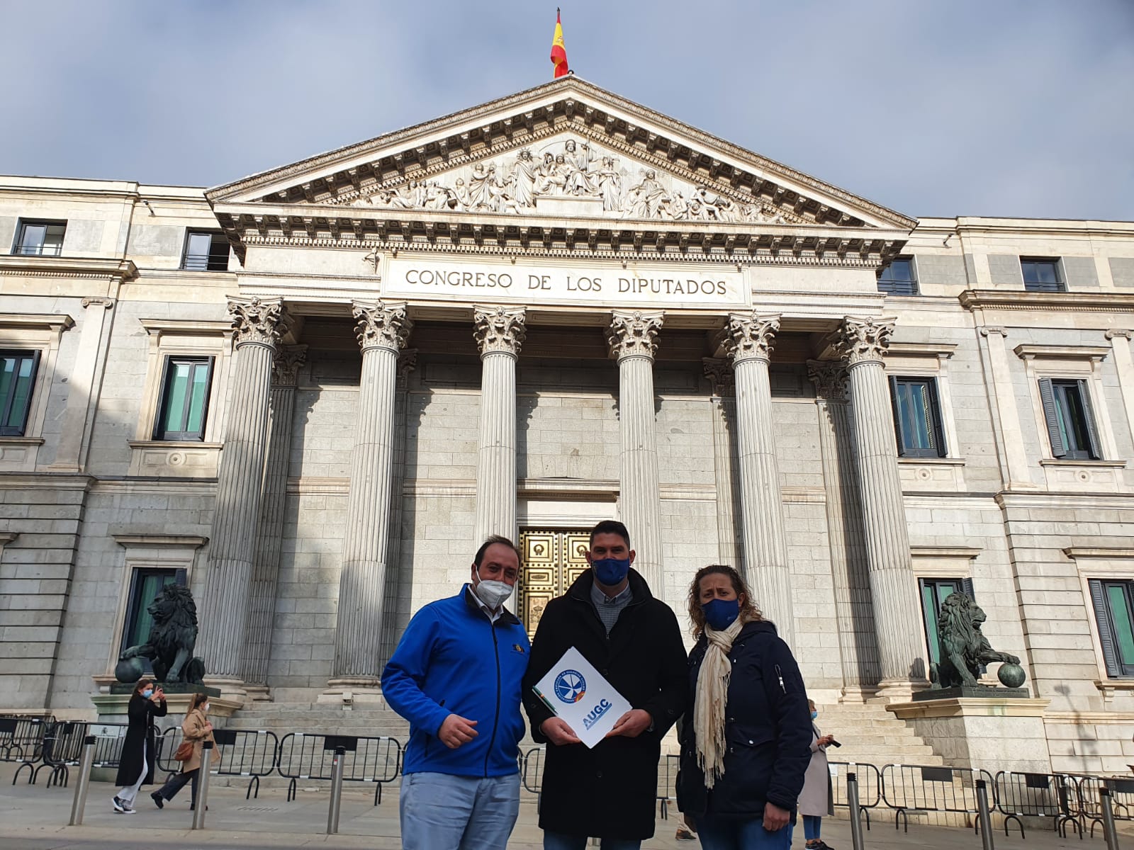 Portavoz del SUP Carlos Morales, portavoz de AUGC Pedro Carmona y Eva María Gómez secretaria general AUGC Madrid en el Congreso de los diputados asistiendo al debate sobre la proposición de ley presentada sobre igualdad retributiva en FCS