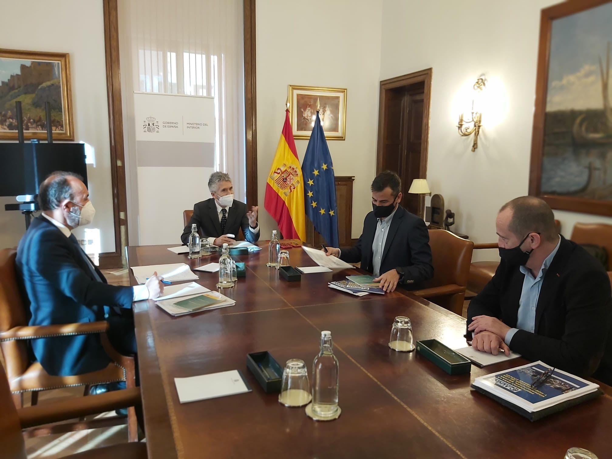 Los representantes de AUGC y el ministro del Interior, durante la reunión mantenida esta mañana.