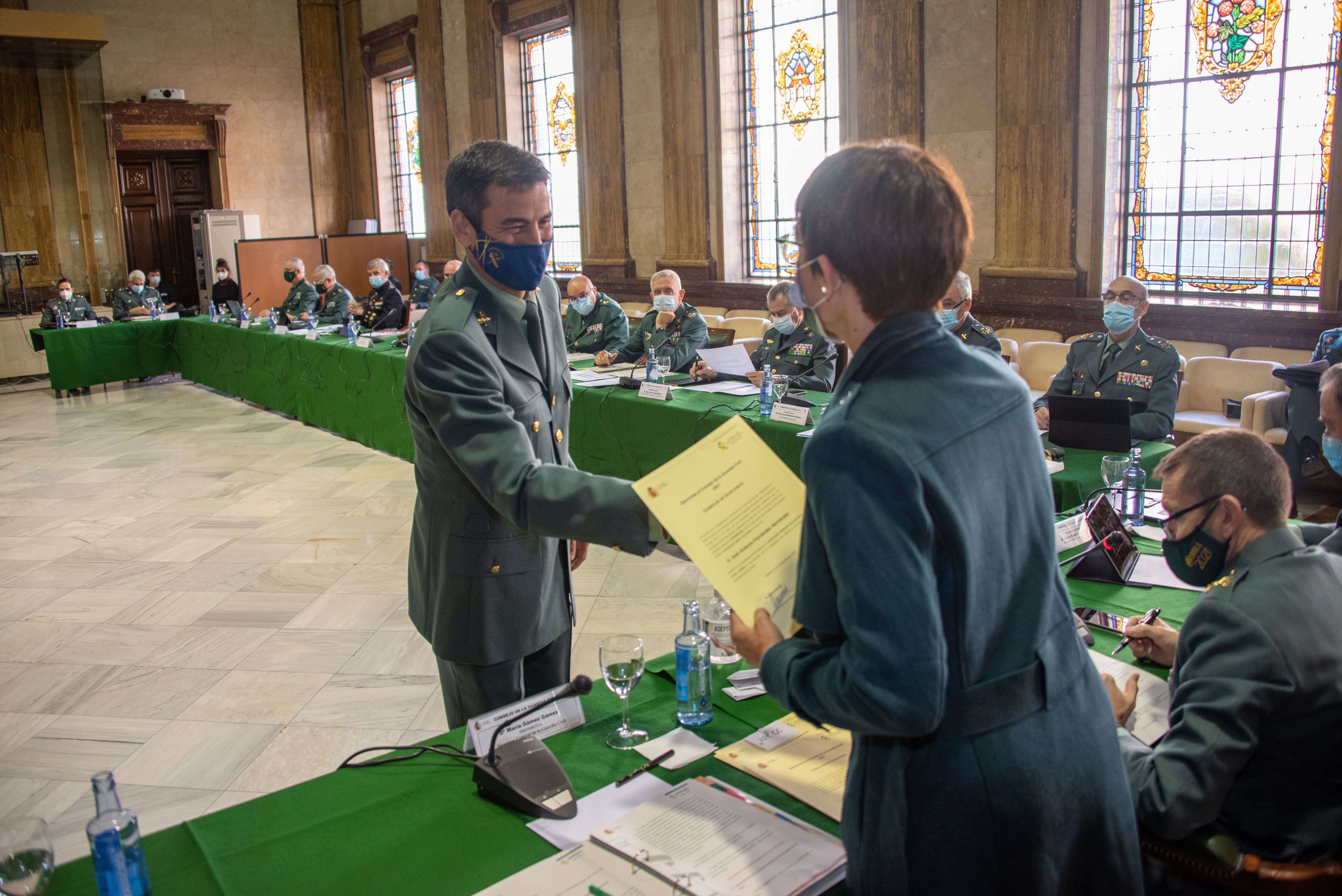La directora general de la Guardia Civil, María Gámez, saluda al secretario general de AUGC, Juan Fernández, en la constitución del nuevo Consejo tras las elecciones de octubre.