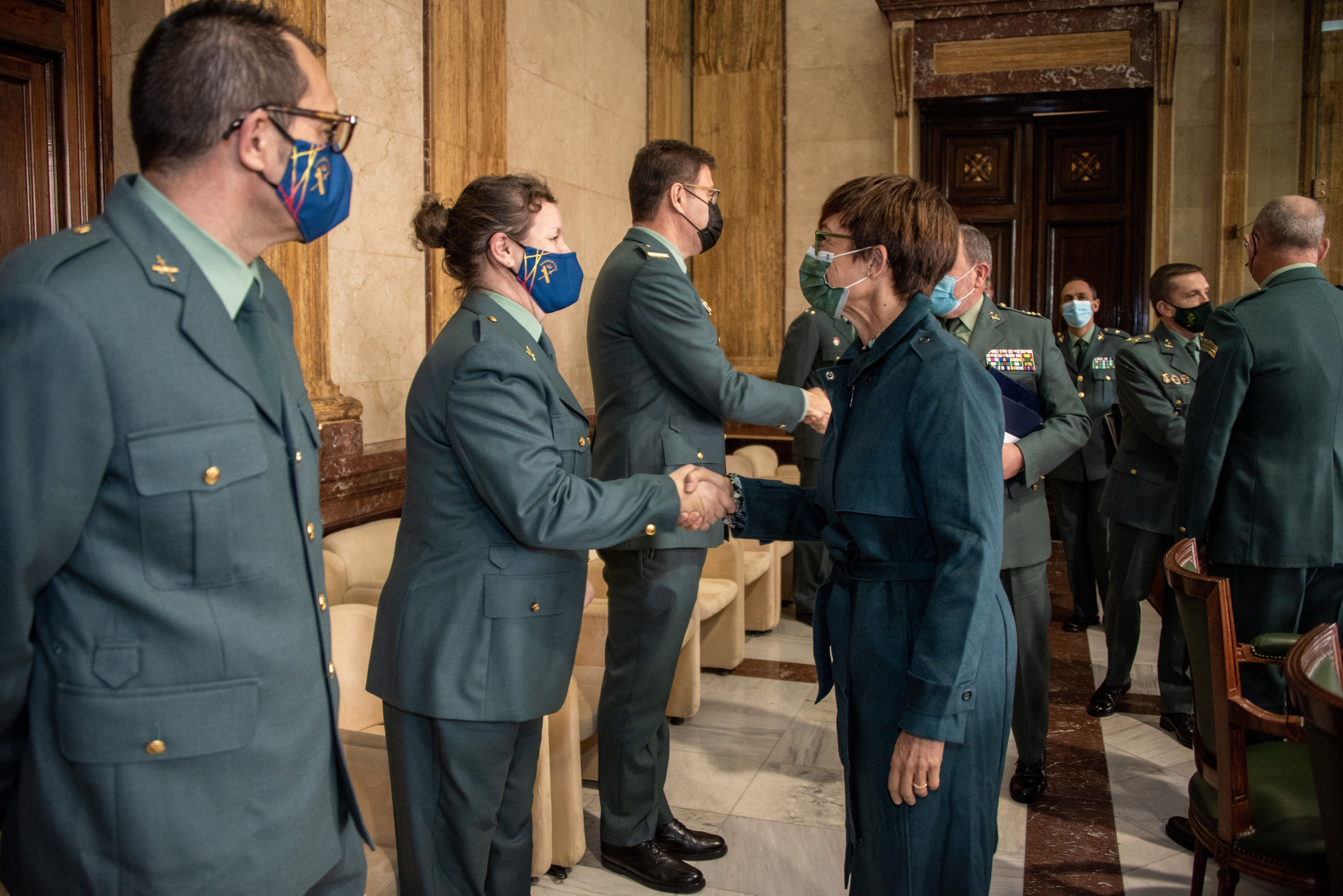 La directora de la Guardia Civil, María Gámez, saluda a los vocales de AUGG en la constitución del nuevo Consejo, el pasado 17 de noviembre.
