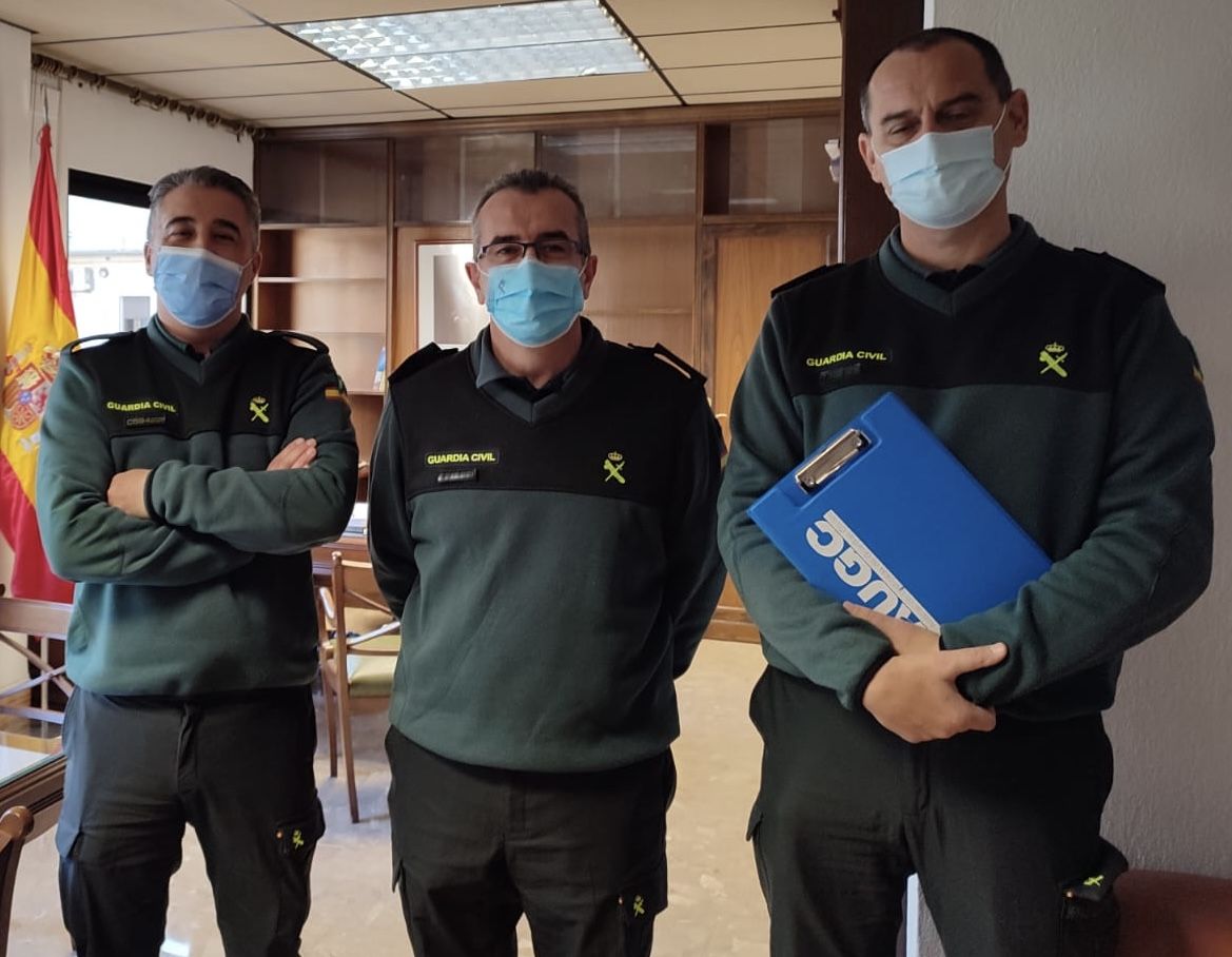 secretarios de AUGC Valencia, D. Antonio Manuel Romero Ferreira (Derecha) y D. Eduardo Cano Soler como secretario jurídico y secretario de comunicación (izquierda) junto al Jefe de la Comandancia D. Fernando de Luz (Centro)