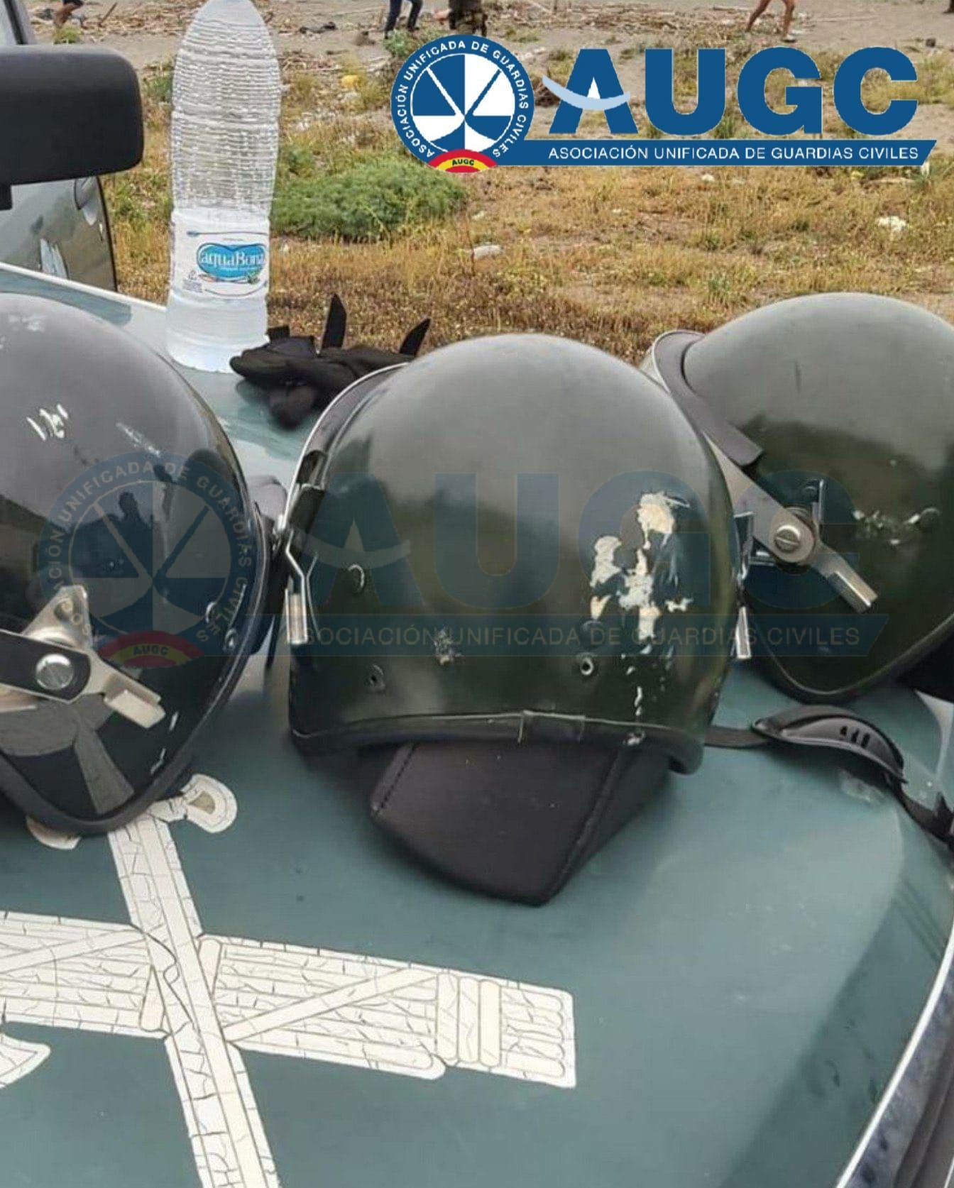 Así quedaron los cascos de los agentes agredidos.