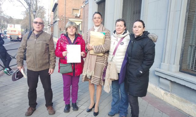 La Plataforma de Mujeres Policías y Militares junto a Teresa Franco en momentos previos a la primera vista.