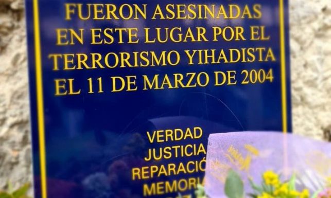 AUGC asistió a ver la placa en memoria de las víctimas del 11-M en Retiro Sur, junto a la Calle Téllez número 30.