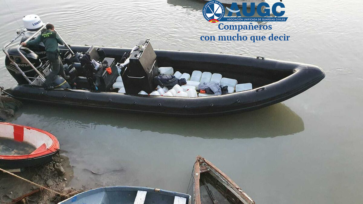 Una lancha del narcotráfico interceptada por la Guardia Civil en Cádiz.