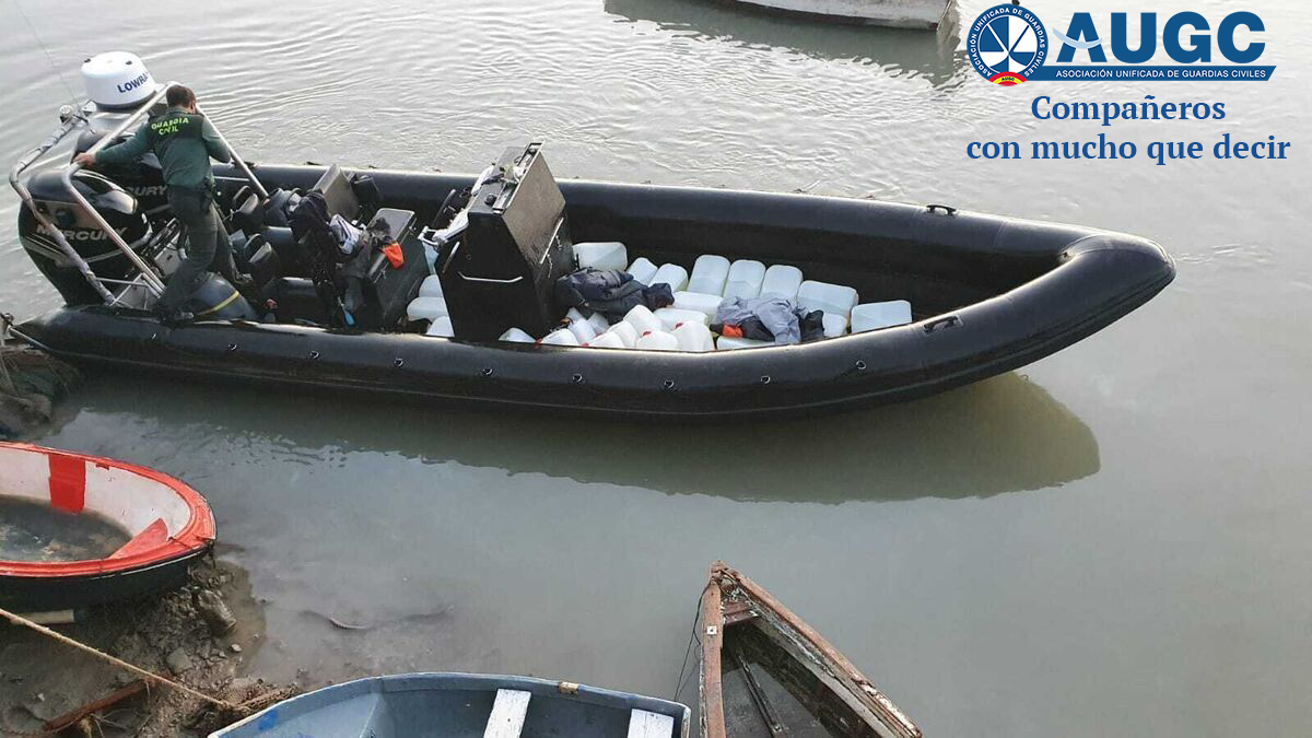 Una lancha del narcotráfico interceptada por la Guardia Civil en Cádiz.