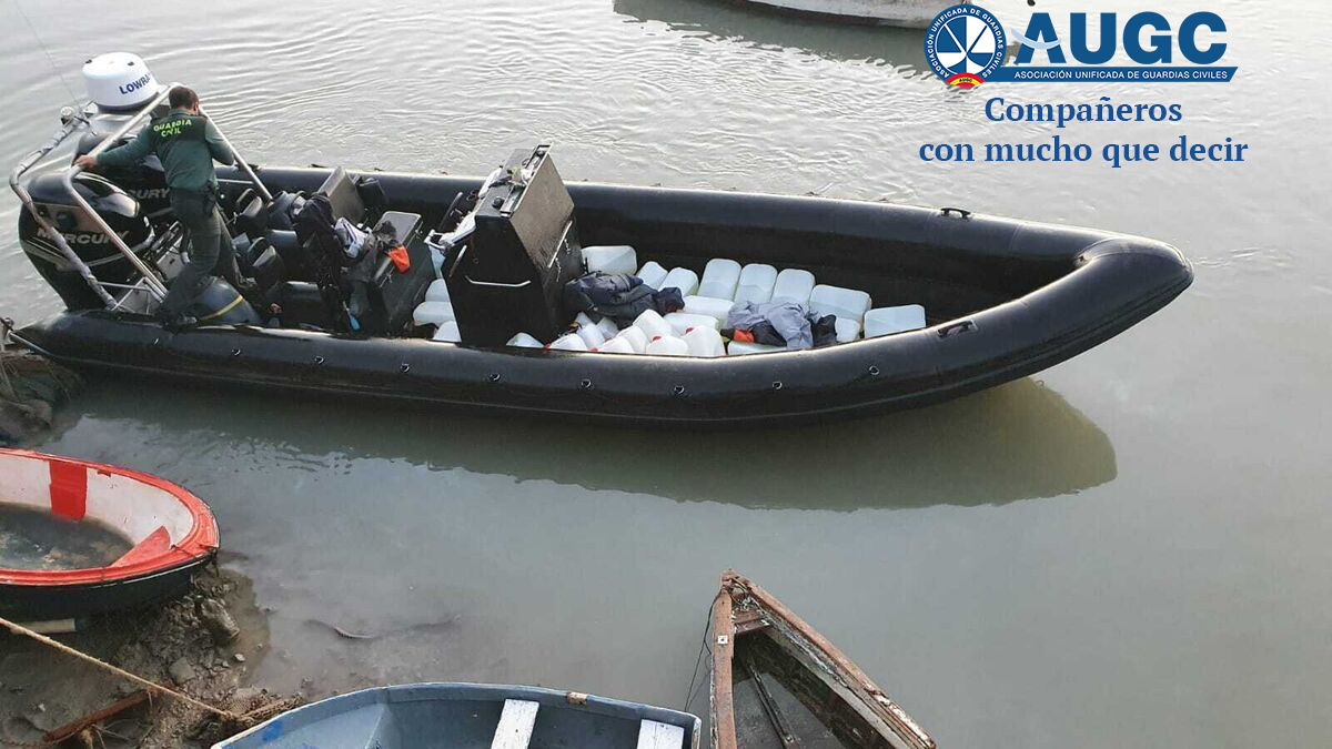 Una lancha del narcotráfico interceptada por la Guardia Civil en Cádiz.