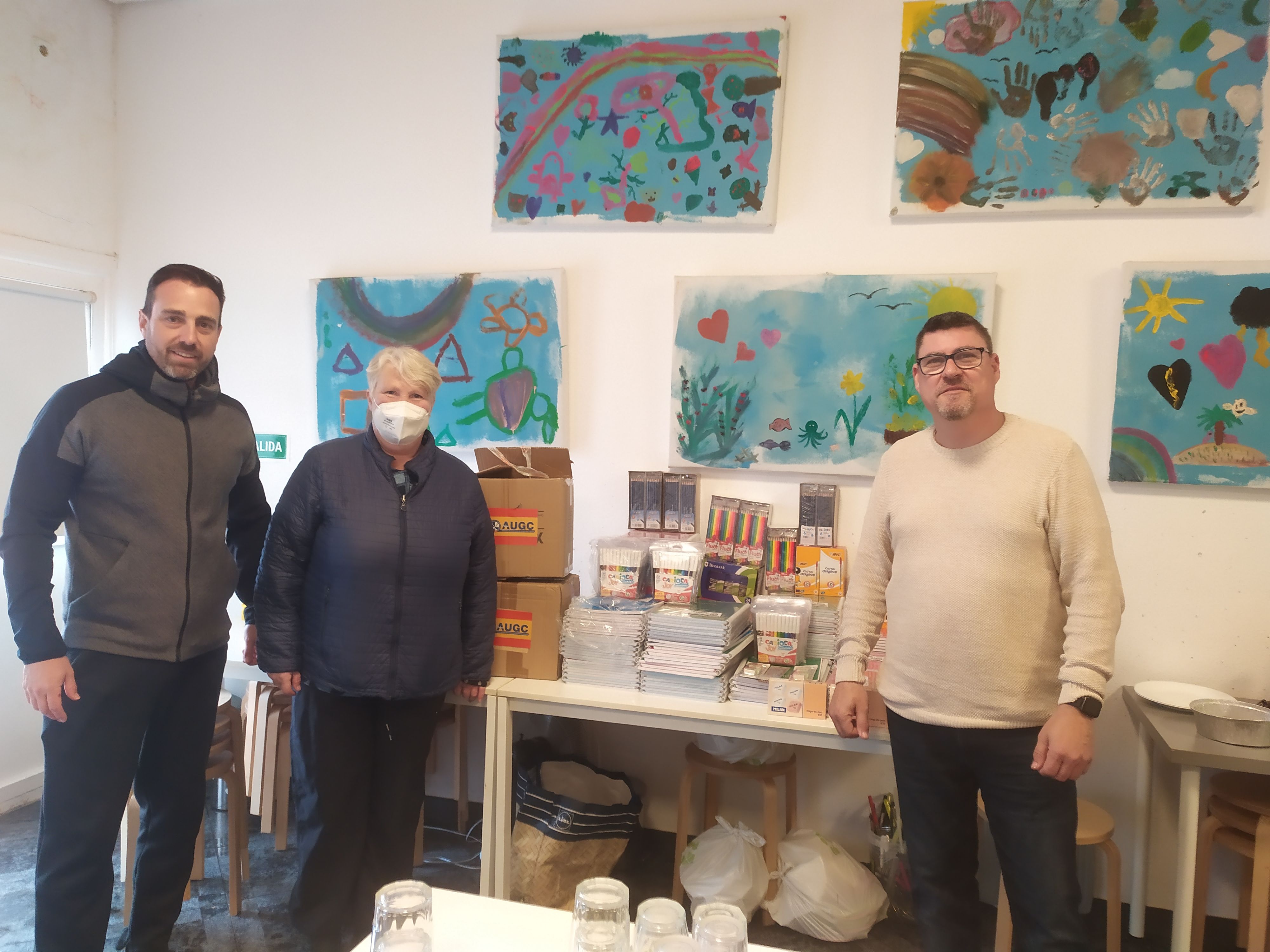 Los miembros de la Asociación Unificadas de Guardias Civiles de la Delegación de Alicante se reunieron con directora del Centro escolar, Ingela Björklund, para hacer entrega del material didáctico.