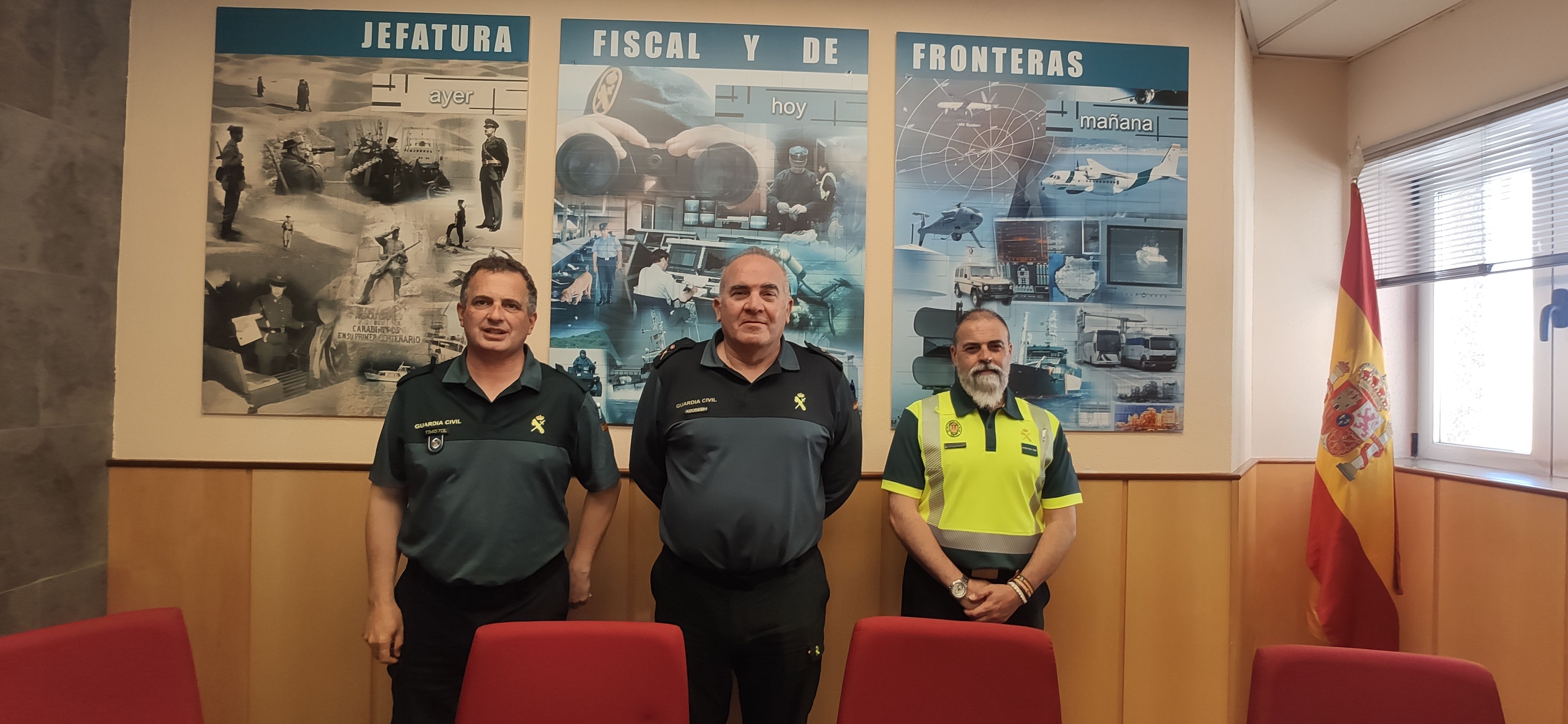 Fotografía la reunión que han mantenido los representantes de La Asociación Unificada de Guardias Civiles con el General Jefe de la Jefatura Fiscal y Fronteras.