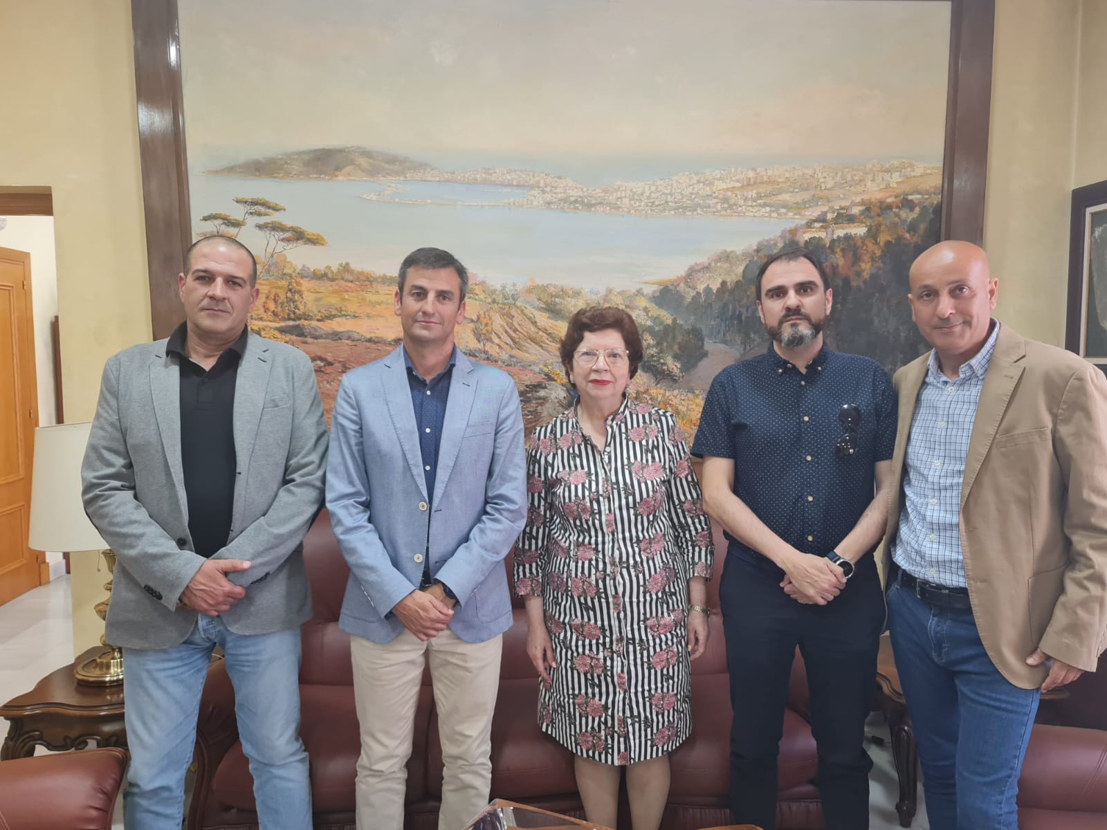 La Del. del Gobierno en la Ciudad junto al Secretario General de la Junta Directiva de AUGC Ceuta, Omar Mohamed Mohamed, el Secretario de Formación, Rachid Sbihi Ahmed, el Secretario General, Juan Fernández, y el Secretario de Organización, Germán Gómez.