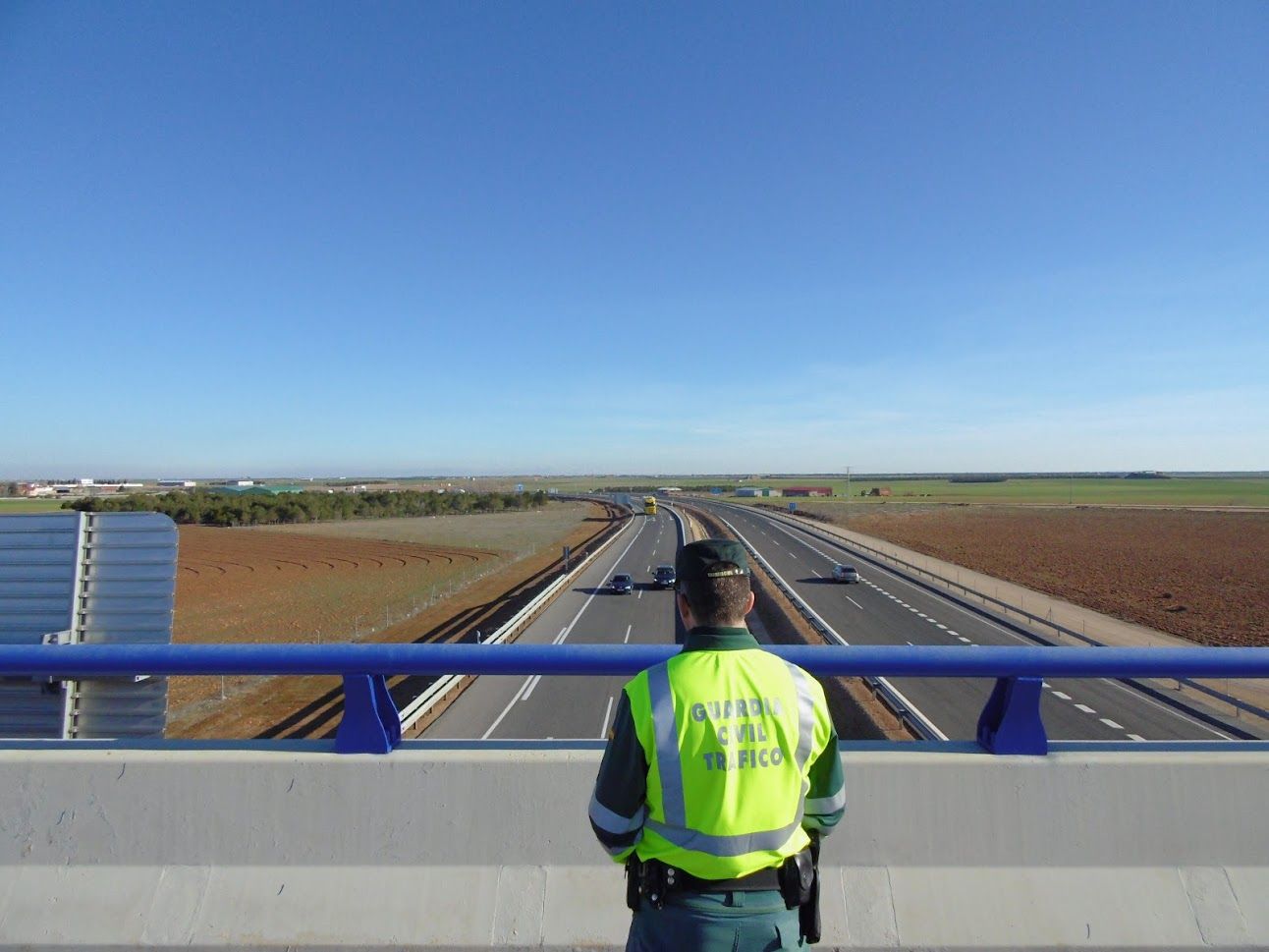 Además del abandono de la D.G.T. y la Guardia Civil vemos que prefieren que los chalecos antibala queden almacenadas durante años, mientras que transcurre su vida útil, en vez de dotarnos de ellos. 