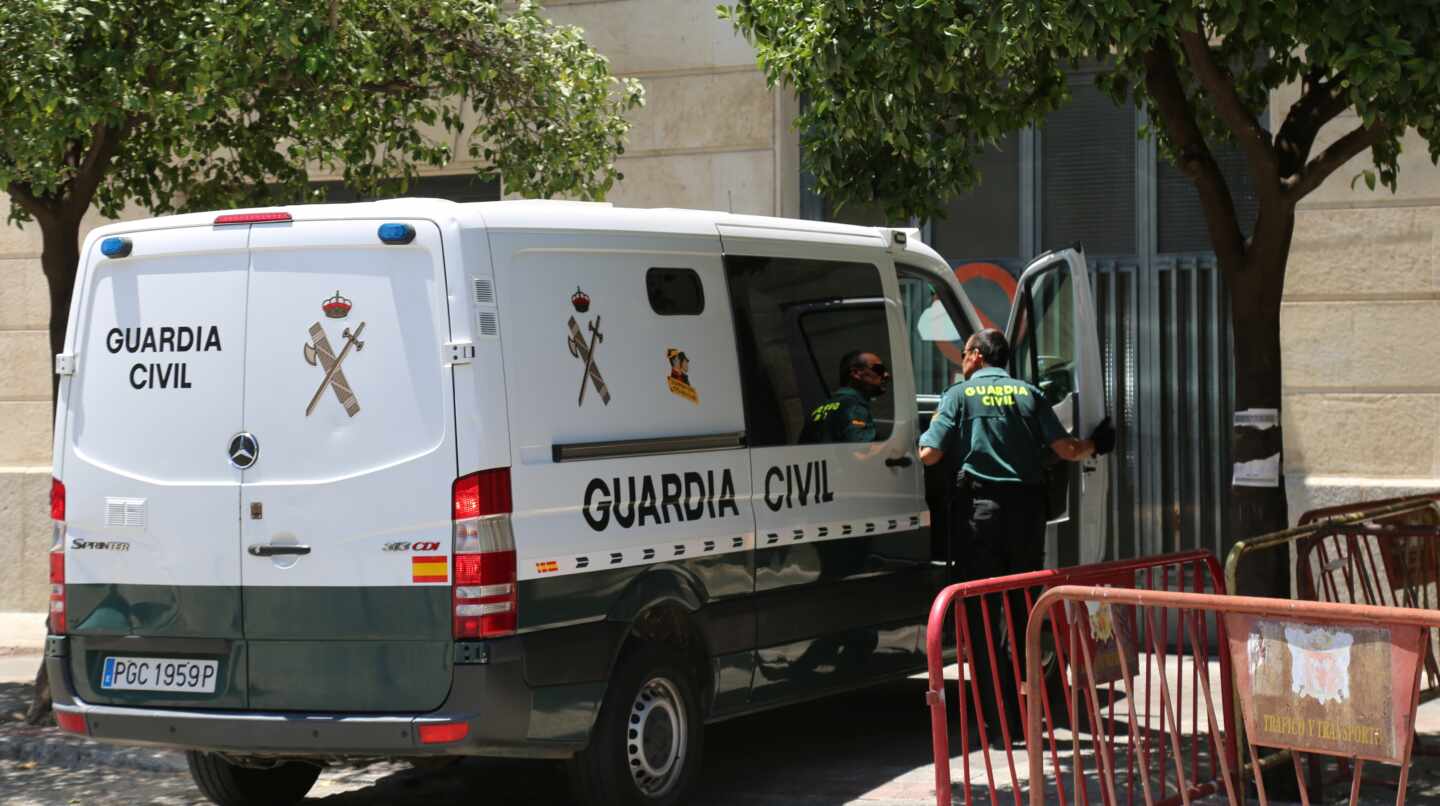 Es indignante e incomprensible la desidia mostrada por la cúpula de la Guardia Civil en esta materia. Con su actitud pasiva y conformista no es de extrañar que la Dirección General de la Policía impusiera en 2009 su voluntad ante Interior.