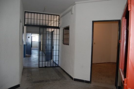 El individuo emprendió la huida en la puerta del acuartelamiento de La Palma del Condado, justo cuando iba a ser trasladado a los calabozos. Golpeó a uno de los agentes y se zafó mientras huía campo a través.