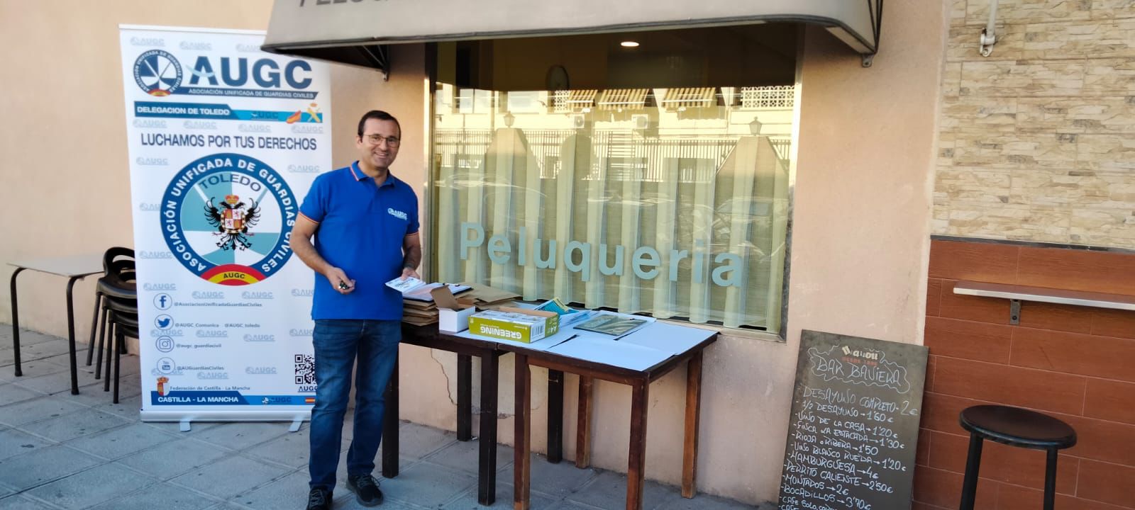 Uno de los representantes de la Delegación de Toledo de AUGC tuvo que colocar la mesa asociativa fuera de las instalaciones oficiales de la Comandancia, entre una peluquería y un bar. El Coronel no autorizó nuestra presencia.