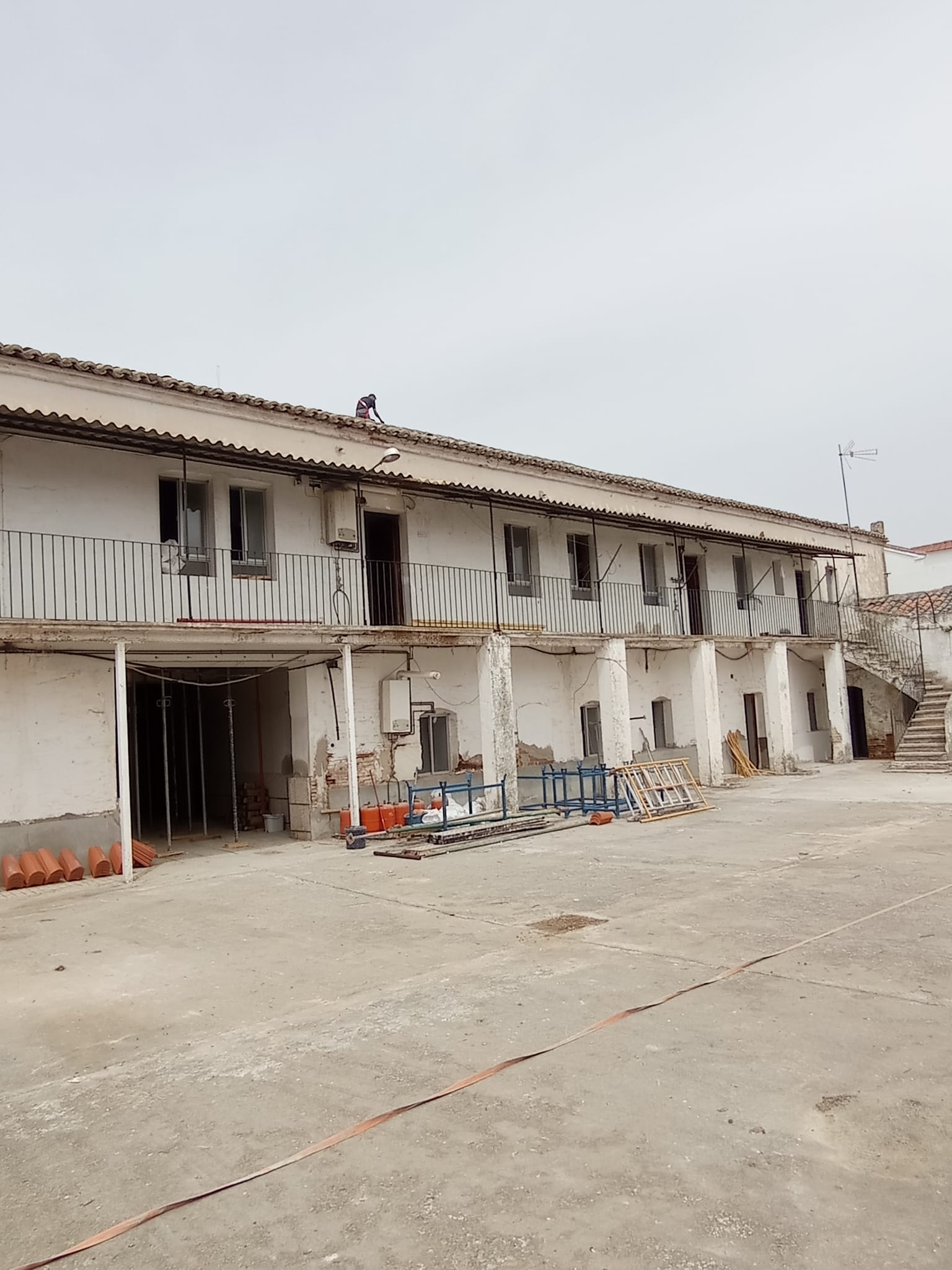 En 2017, un técnico municipal destacó el "estado ruinoso" y determinó "la necesidad de adoptar medidas de seguridad para garantizar la estabilidad". Cinco años después Interior actuó, lo que denota el abandono ministerial hacia la Guardia Civil.