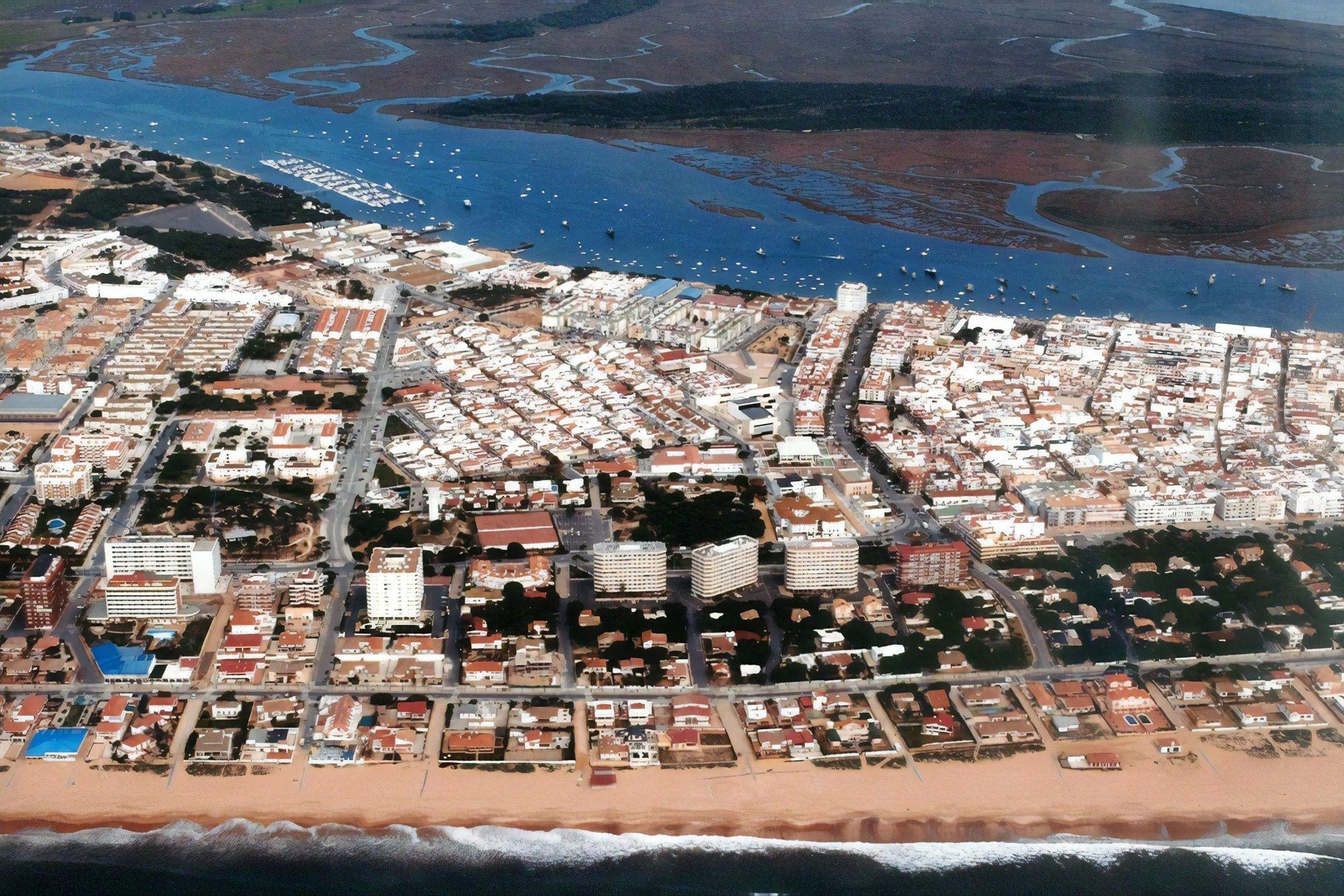 Fotografía: Punta Umbría. El Puesto Principal del municipio no tiene suficientes Guardias Civiles durante el año para abarcar toda la demarcación y hay necesidad de apoyo desde otras localidades.
