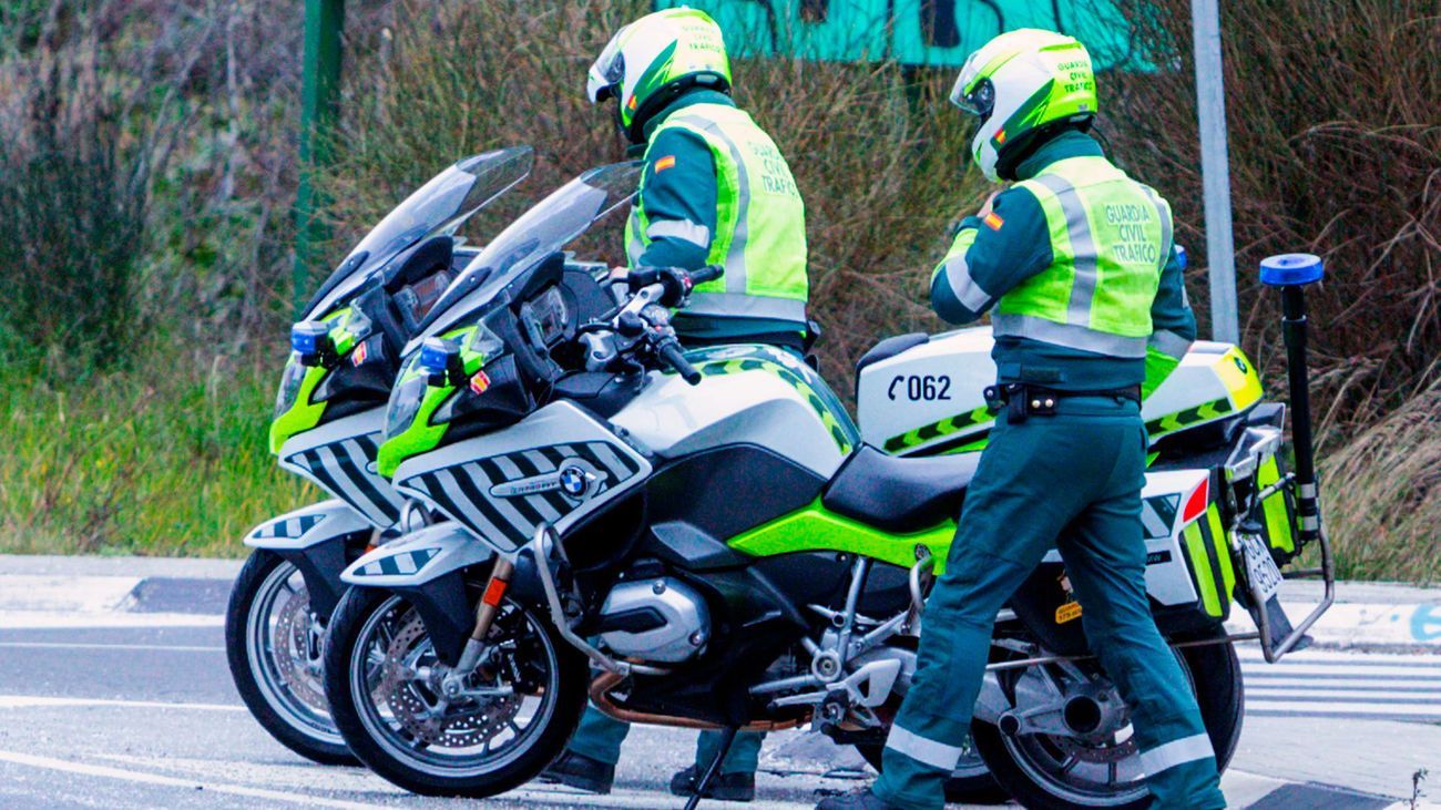 Dos agentes de la Agrupación de Trafico. Fotografía: AUGC.