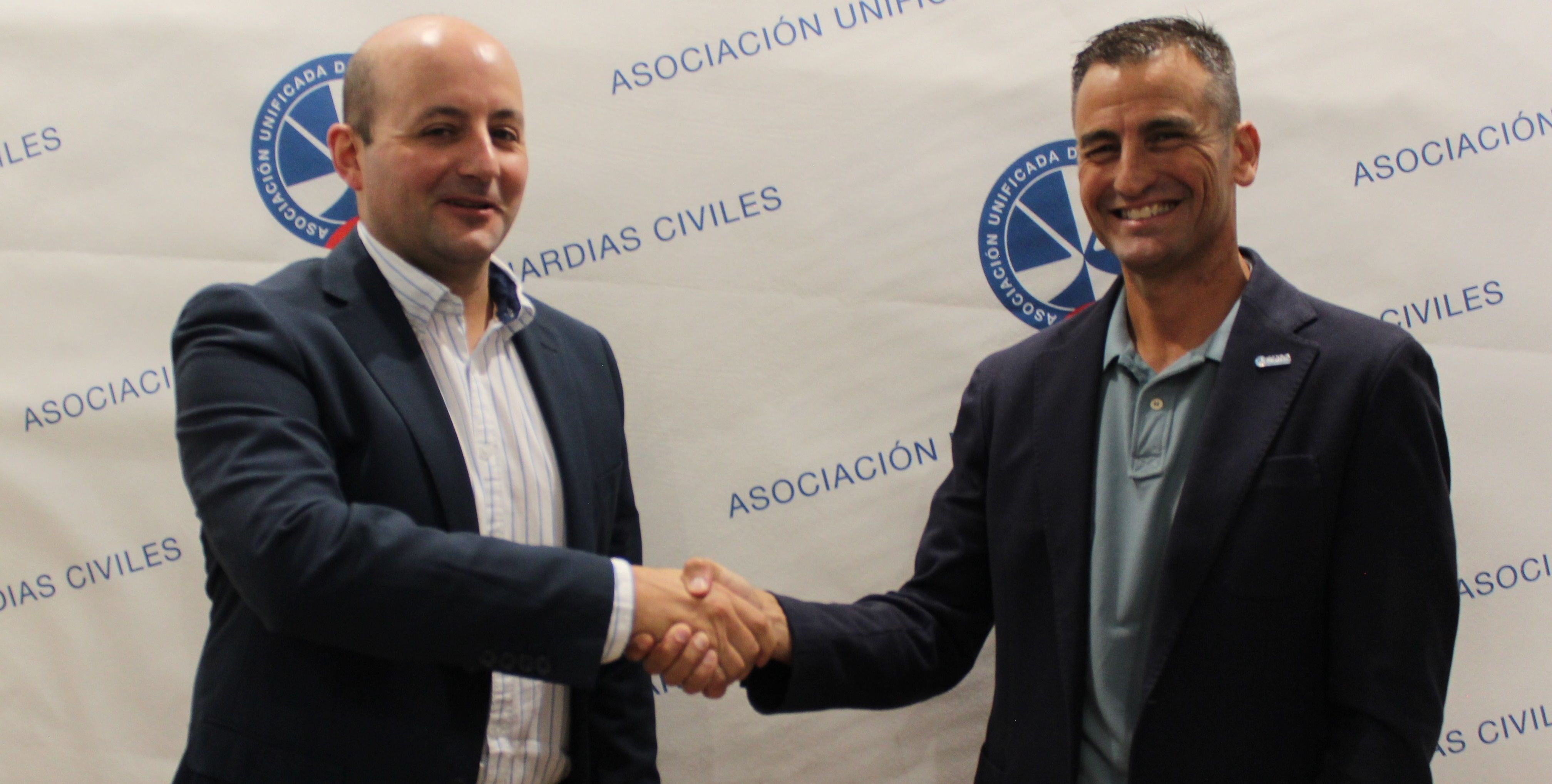 Antonio Núñez Barnés, uno de los asesores financieros de i-credit, y Juan Fernández, el Secretario General Nacional de AUGC. Momento posterior a la firma.