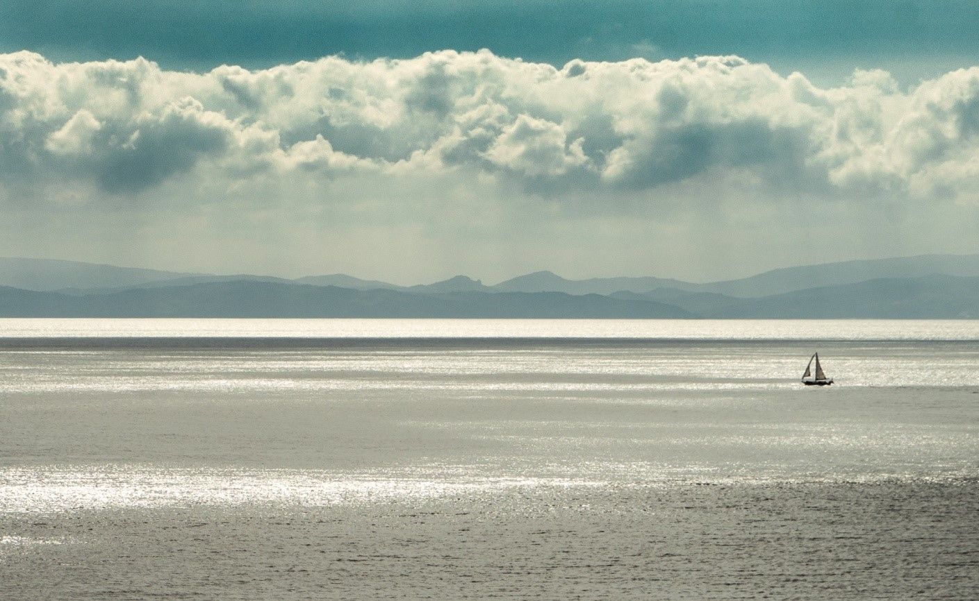 Fotografía: José Javier García Cárdenas, Guardia Civil destinado en Algeciras. En ocasiones se emplean veleros o barcos recreativos particulares de cinco a ocho metros de eslora. Fotografía: José Javier García Cárdenas, Guardia Civil destinado en Algeciras. En ocasiones se emplean veleros o barcos recreativos particulares de cinco a ocho metros de eslora.