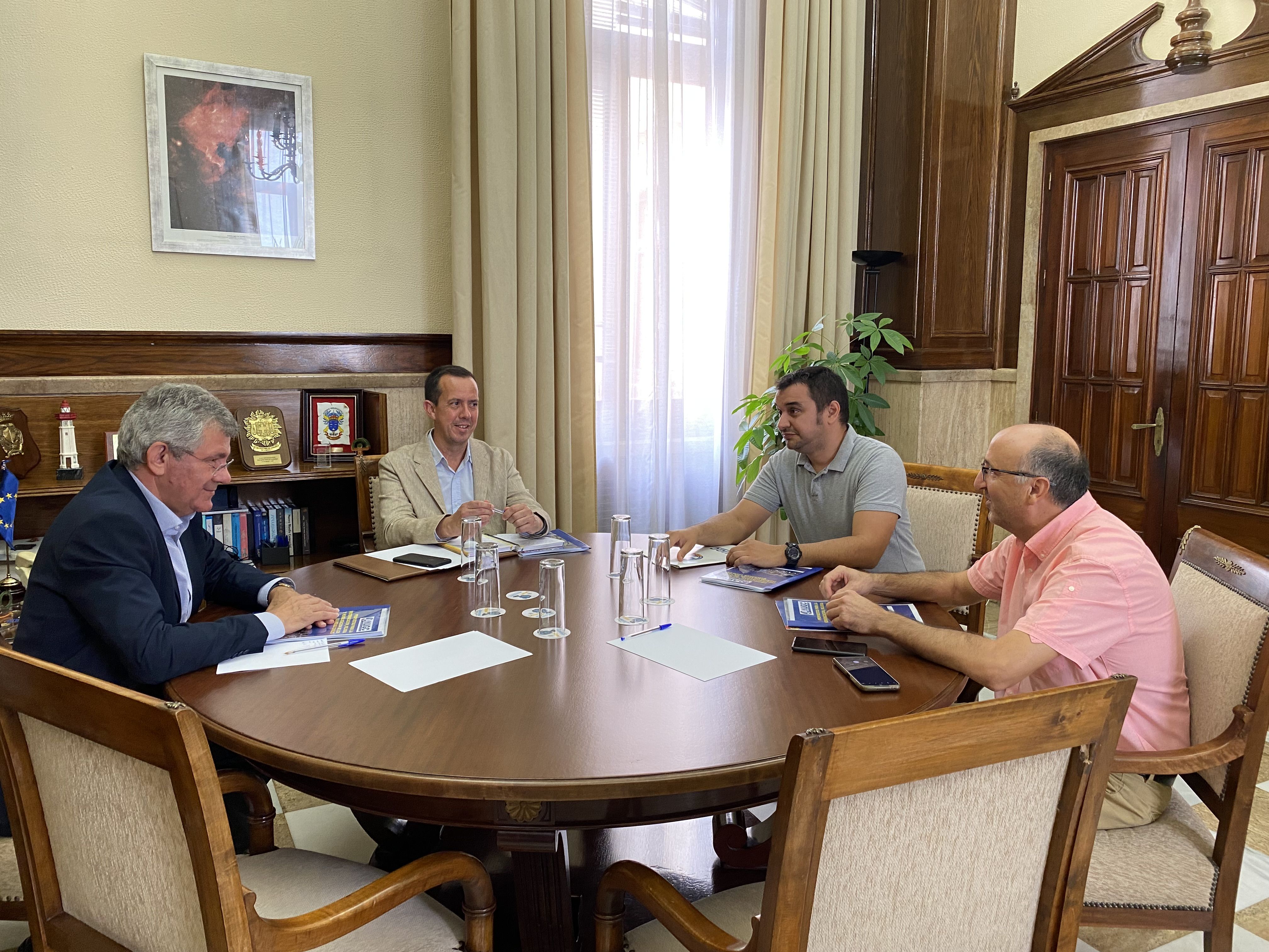 Fotografía de la reunión de AUGC Almería con el Subdelegado del Gobierno en la provincia, José María Martín Fernández.