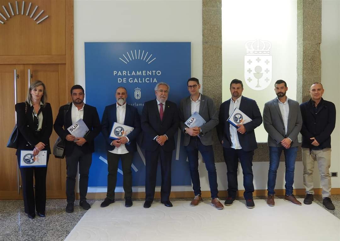 Los representantes asociativos de AUGC, el Sindicato Unificado de Policía y ViveCNP en el Parlamento Gallego junto a su Presidente.
