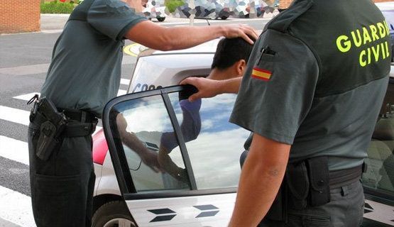 El material es más que necesario para poder defender y proteger nuestra integridad física y actualmente ni tan siquiera chaquetas antibalas para un uso individualizado o pistolas táser.